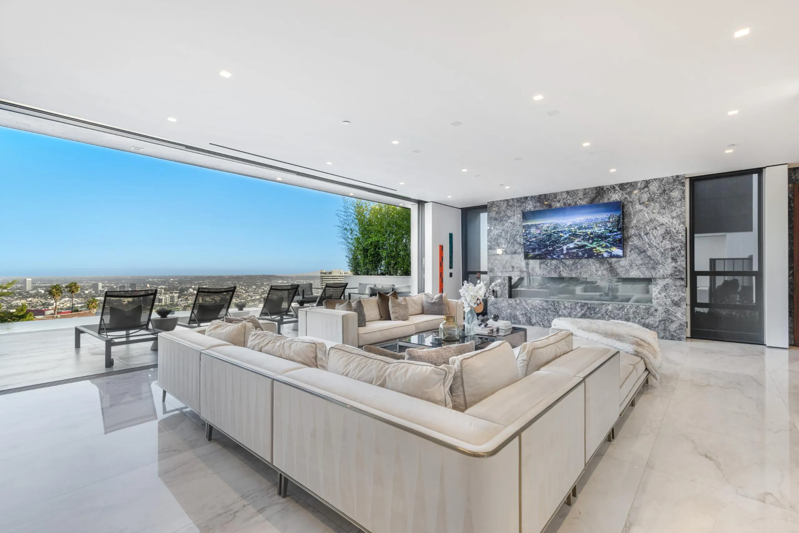 Stunning Bird Street Modern Estate with Infinity Pool and Views — photograph 6