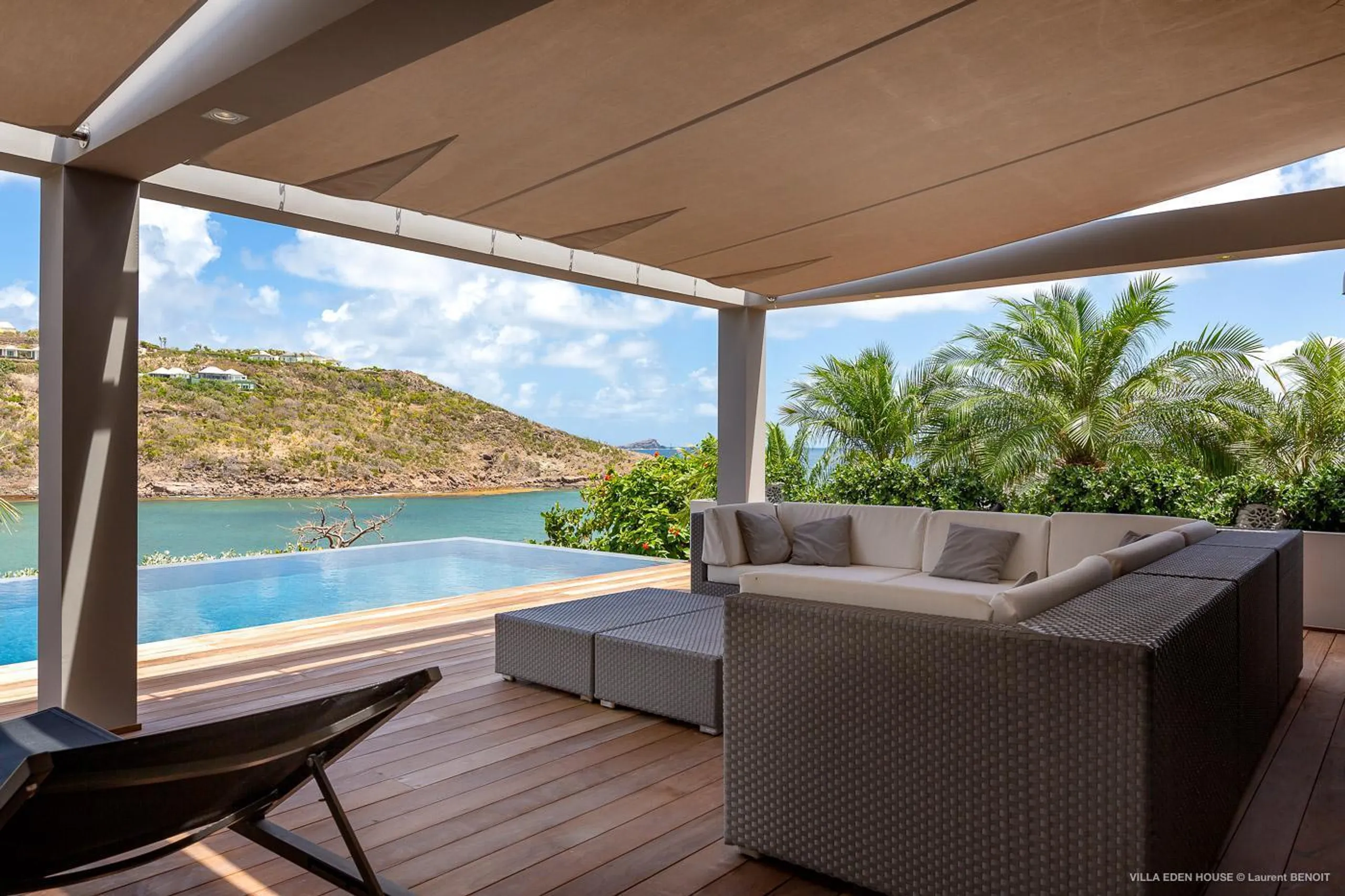 Sophisticated Seaside Villa with Infinity Pool and Walks to Beach — photograph 4