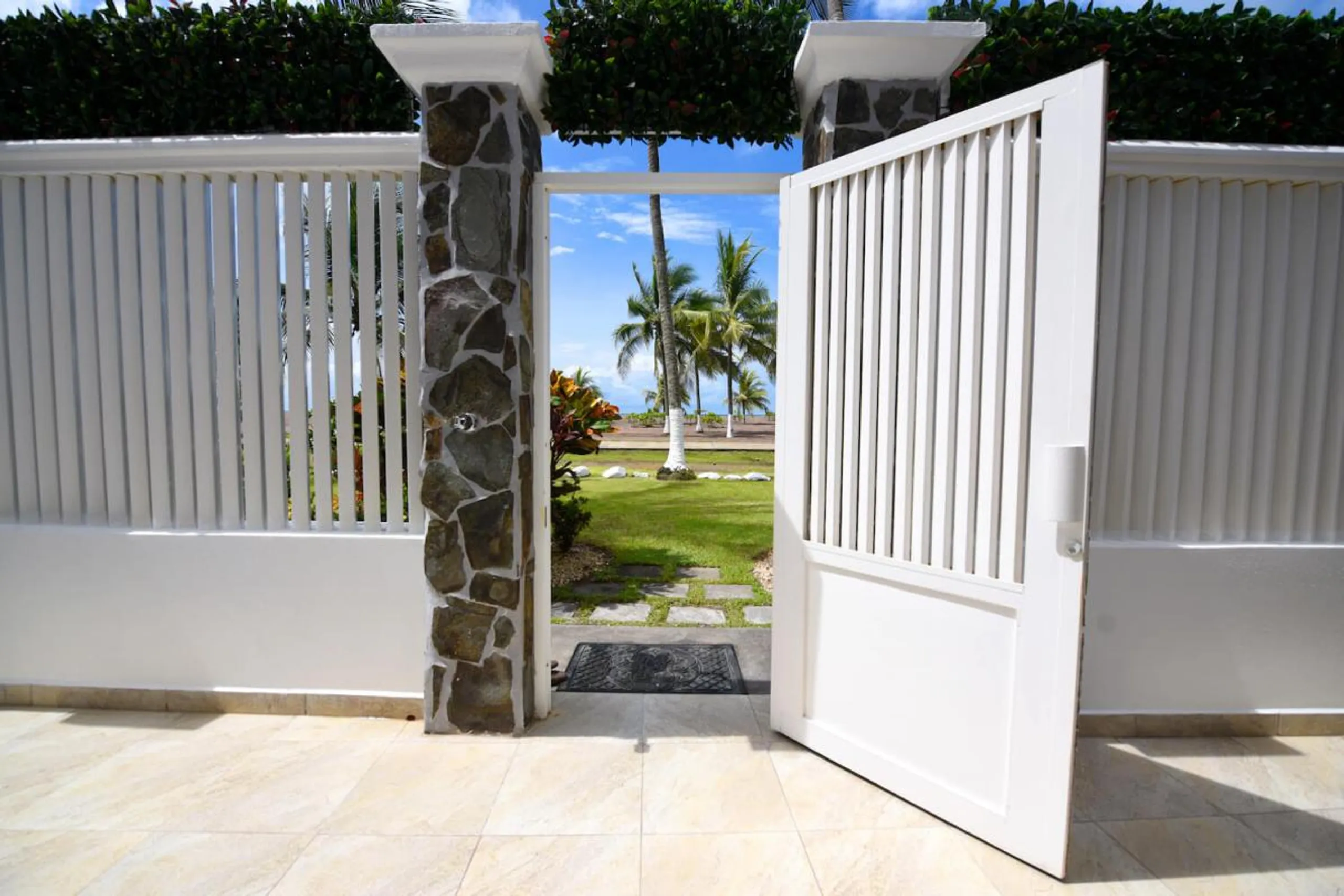 Deluxe Beachfront Nine Bedroom Villa with Private Pool and Ocean View — photograph 7