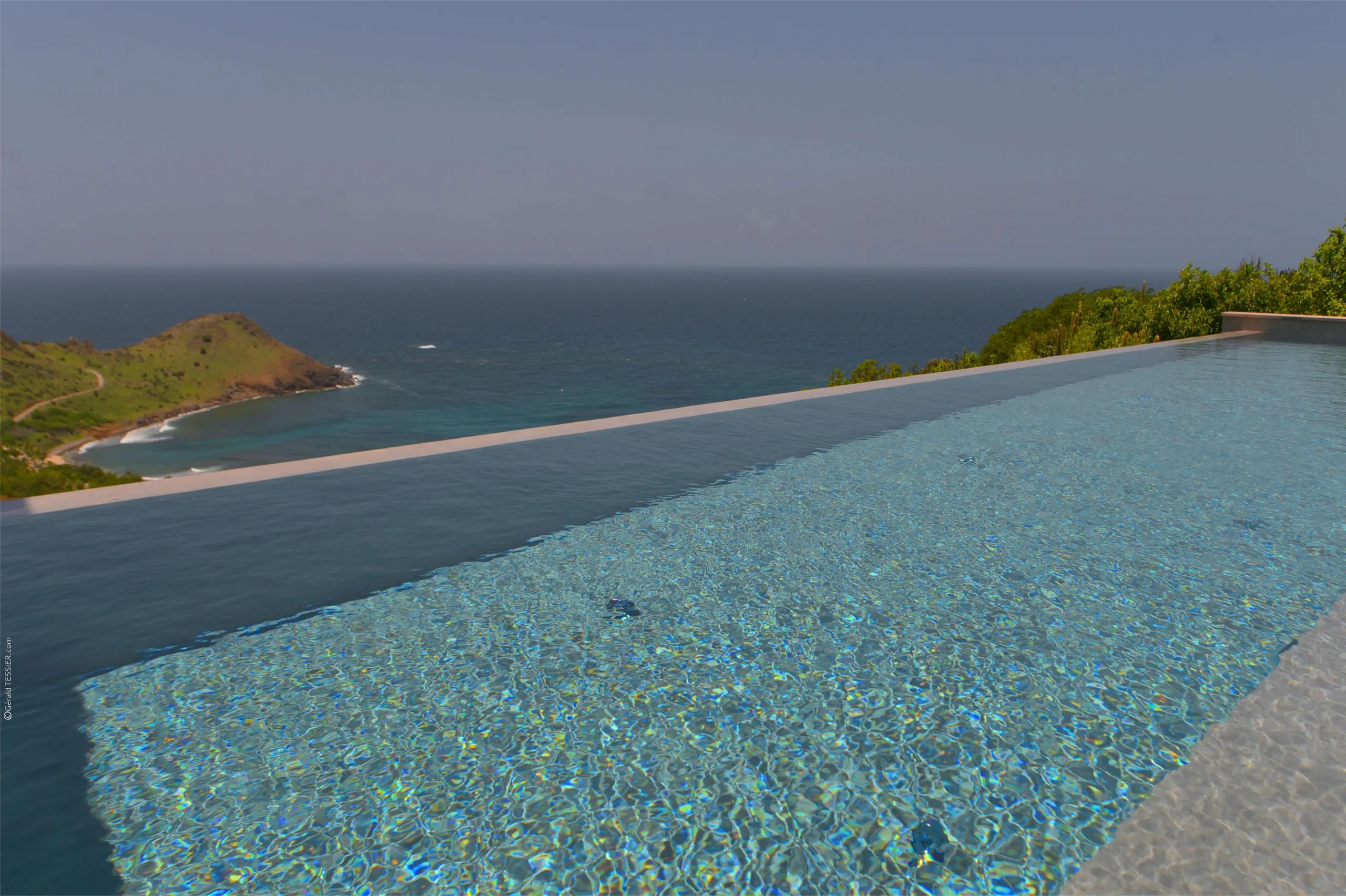 Seamless Harmony Hilltop Villa in St. Barts with an Infinity Pool — photograph 12