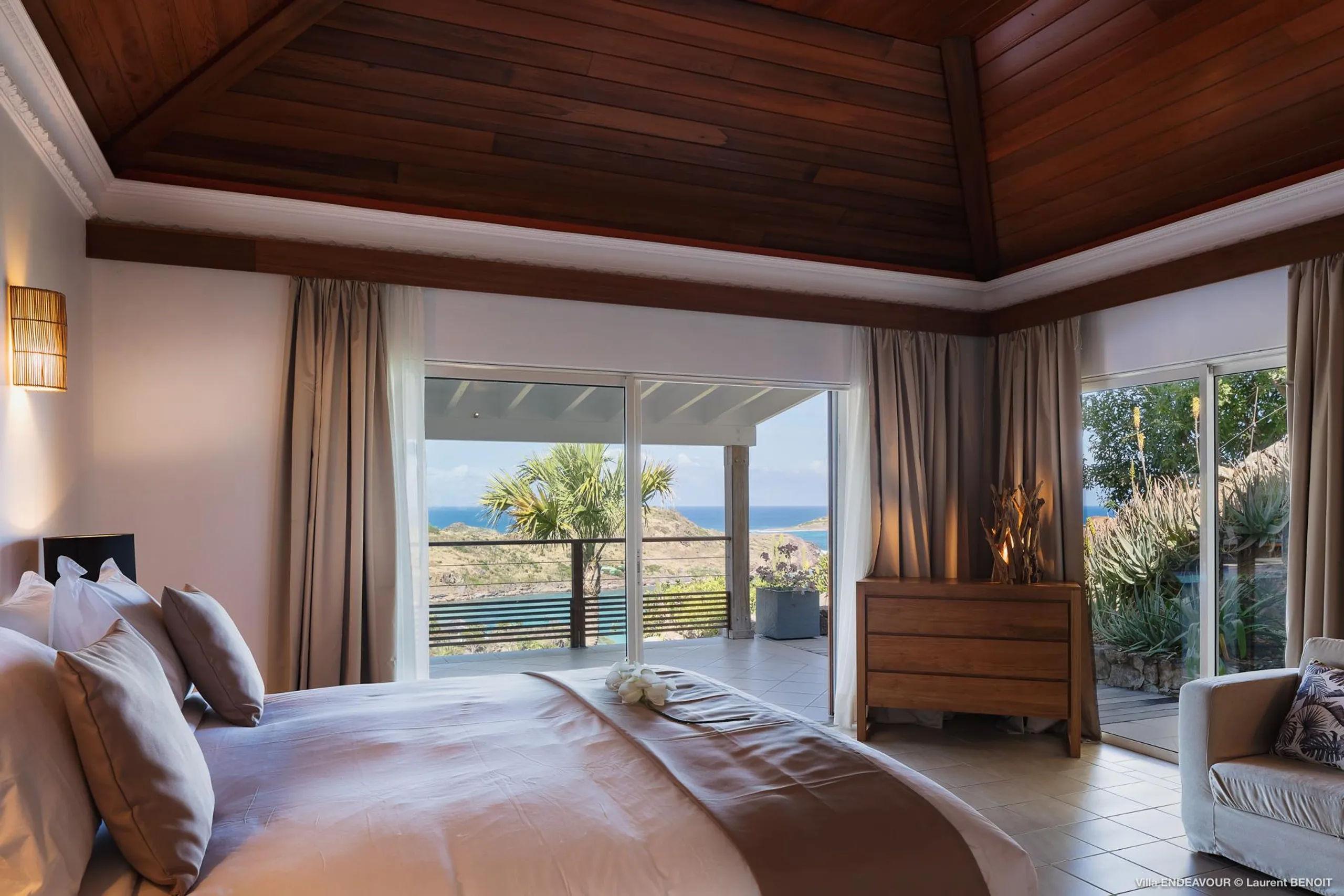 Stately Seaside Villa with Private Pool, Jacuzzi, and Fitness Room — photograph 10
