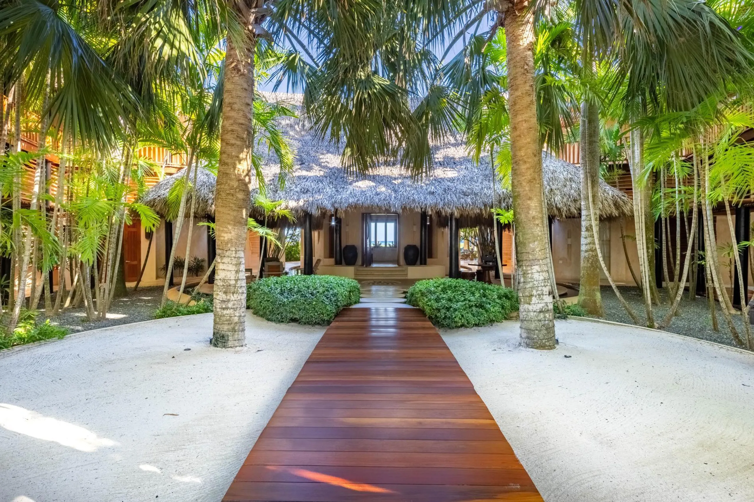 Oceanfront Villa Merging Classic and Modern Architecture with Private Pool and Golf Course Views — photograph 4