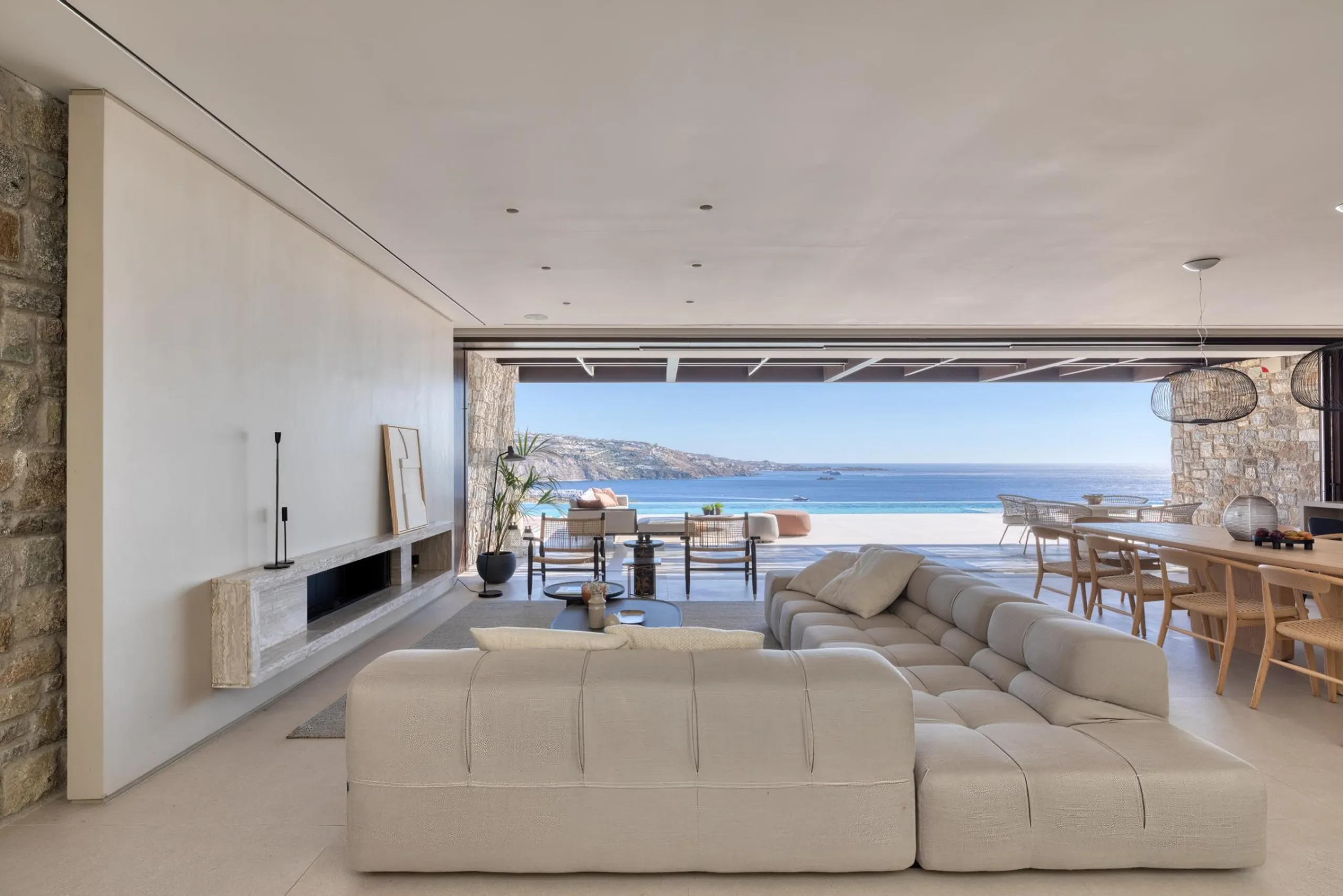 Sumptuous Seaview Villa with Majestic Pool and Views — photograph 10
