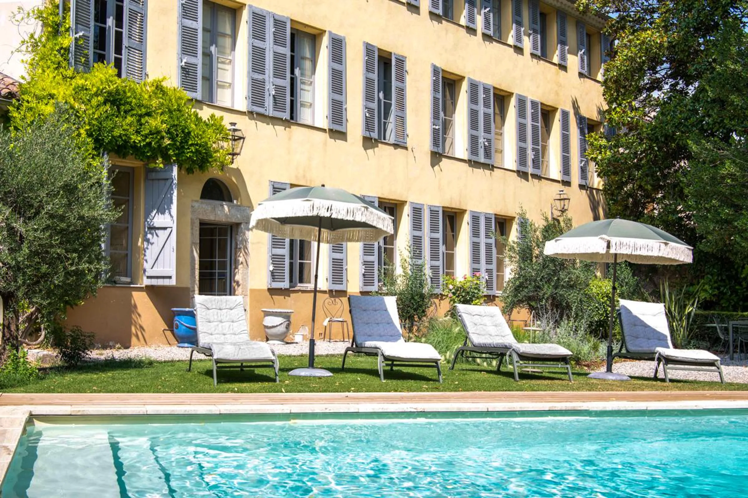 Princely 19th-Century Villa with Private Pool and Al Fresco Dining — photograph 3