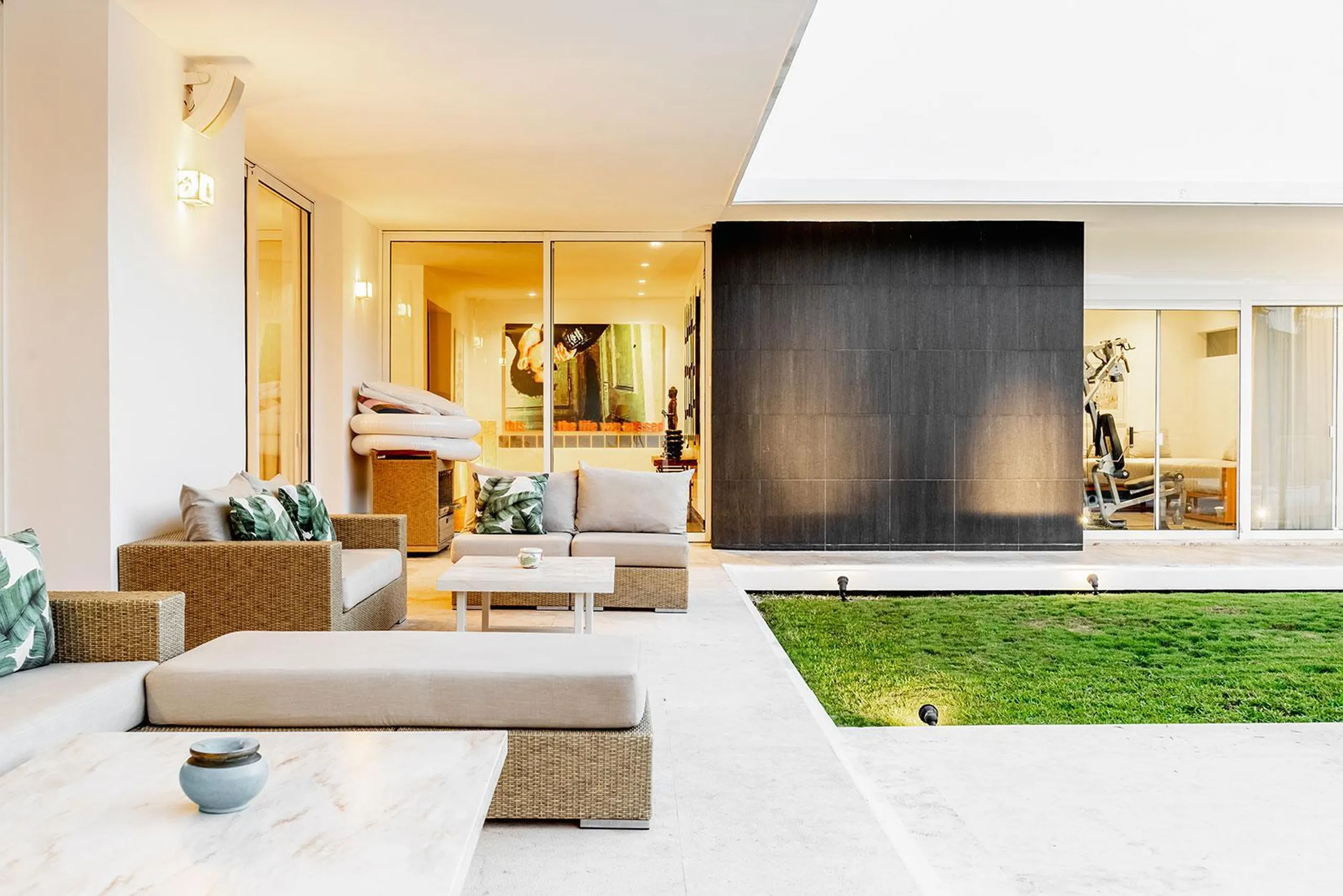 Modern Contemporary Luxe Villa with Private Pool for Tranquil Escapes — photograph 12
