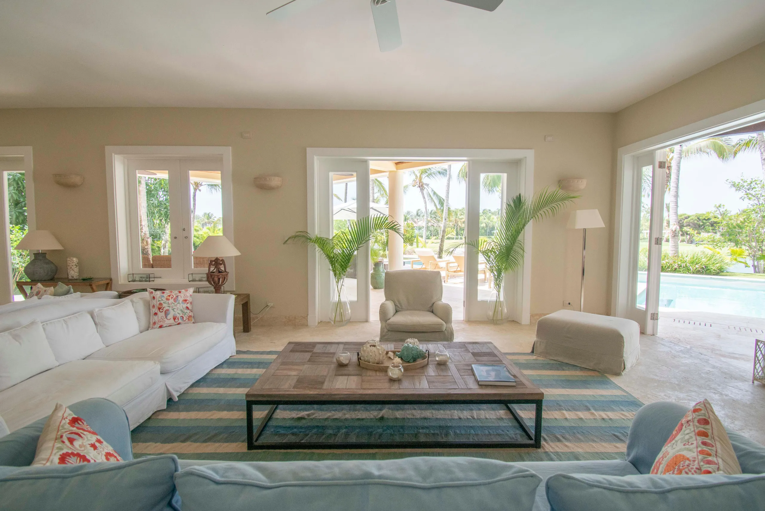 Resplendent Punta Cana Villa with Invigorating Pool — photograph 3