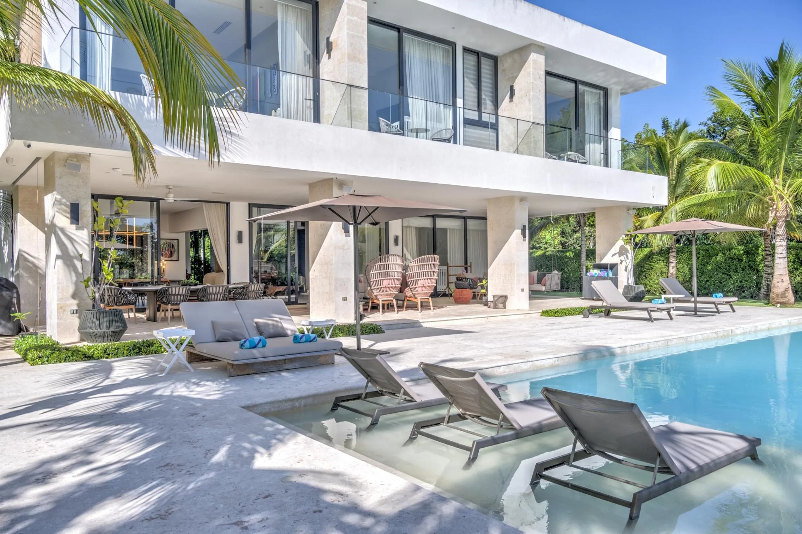 Sumptuous Villa with Golf Course Access, Pool, and Tropical Garden Views — photograph 2