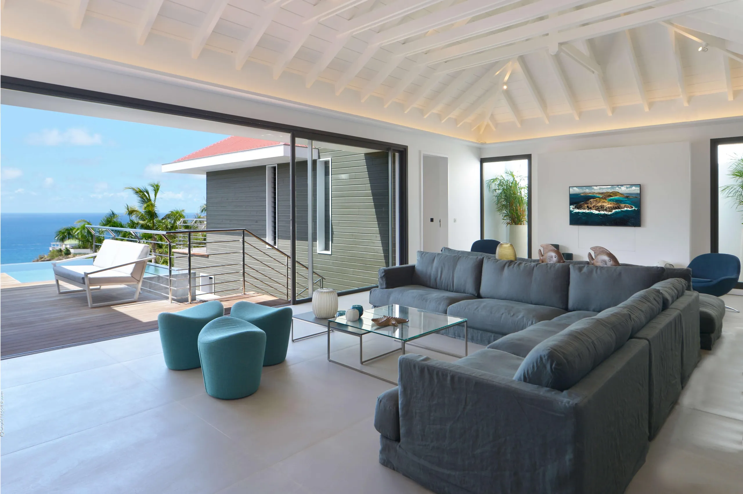 Luxe Hillside Haven with Infinity Pool and Panoramic Ocean Views — photograph 4