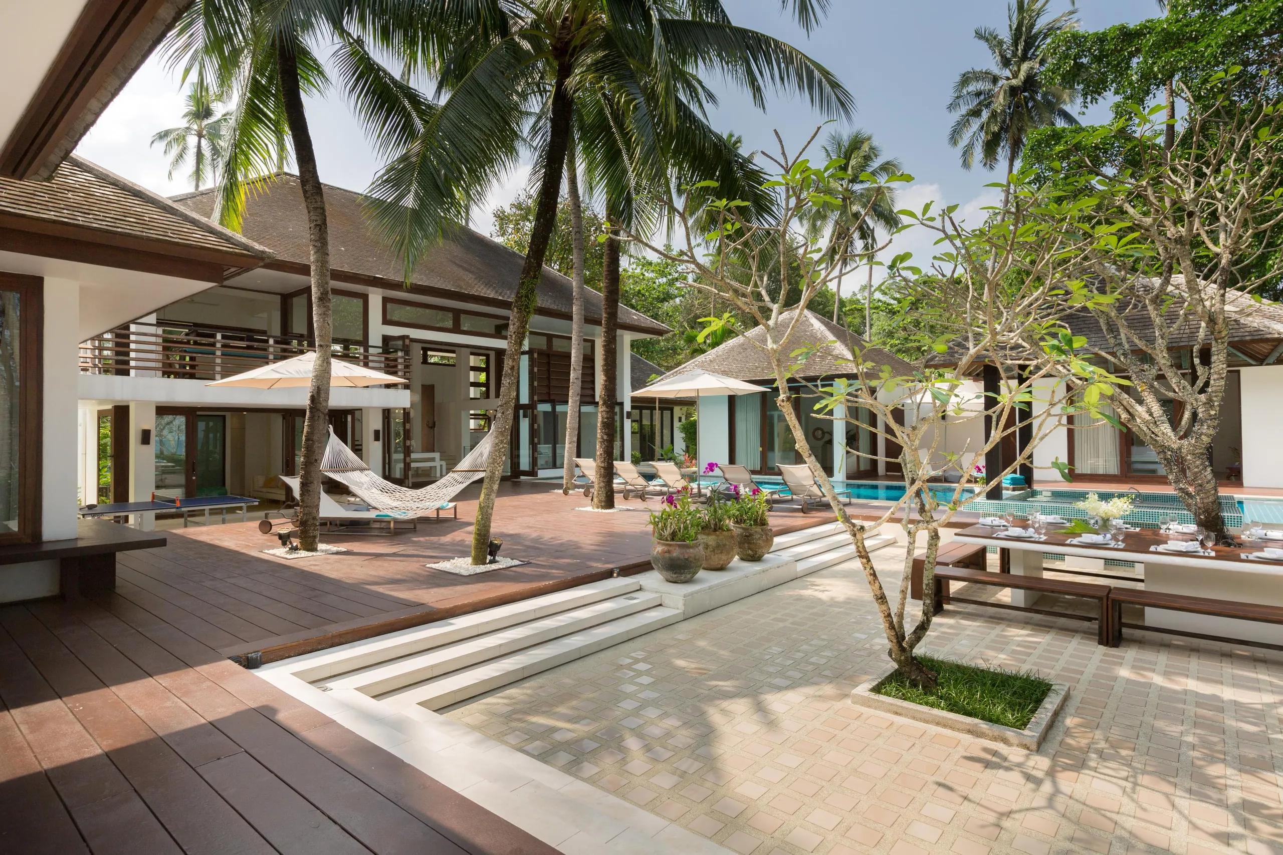 Comfortable and Luxurious 6BR Villa with Dual Pools, Treehouse & Outdoor Cinema — photograph 3