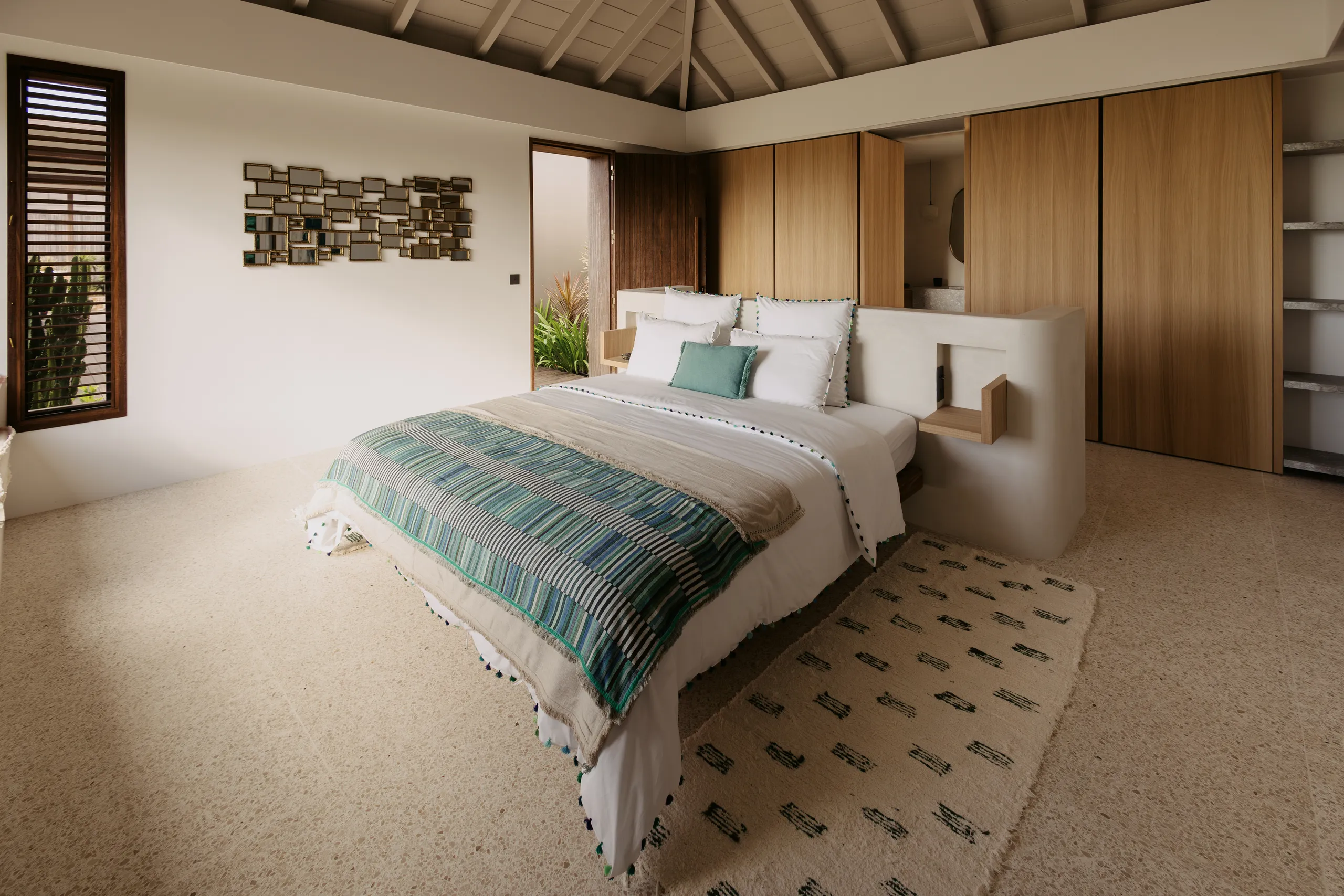 Impeccably Designed Villa Private Pool, Garden, Open Living & Coastal Views — photograph 7