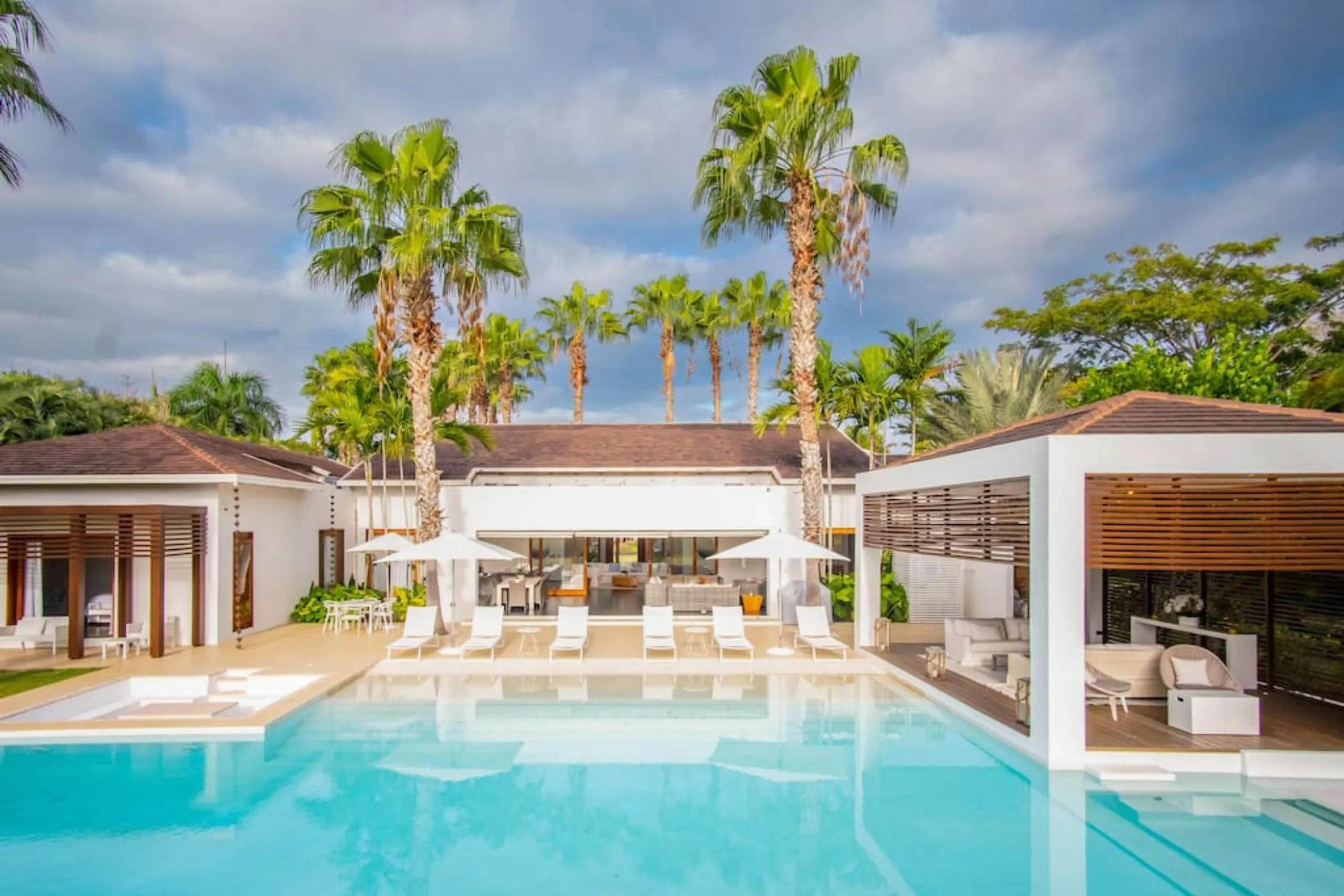 Luminous and Lush Paradise Villa with Private Pool and Stunning Views, La Romana