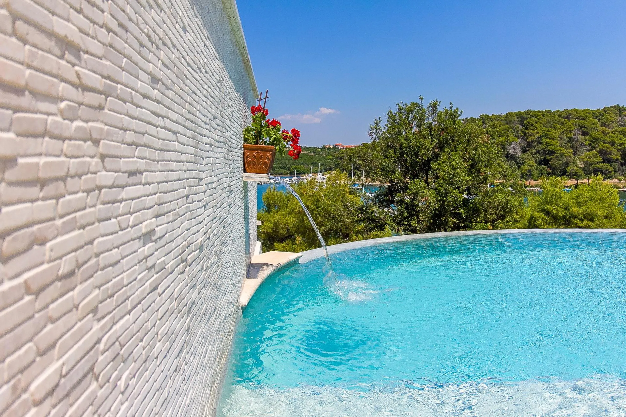 Calming Villa with Curved Infinity Pool Offering Breathtaking Views of Soline Bay — photograph 4