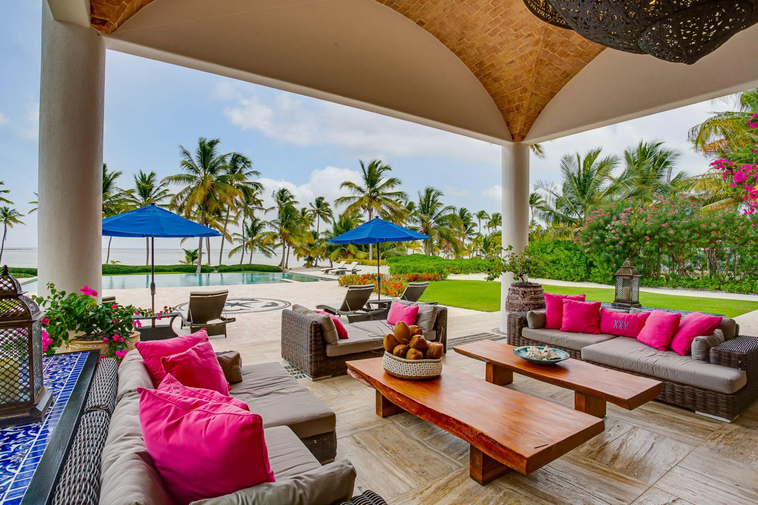 Splendid Beachfront Estate with Invigorating Pool and Grand Garden Grounds — photograph 5