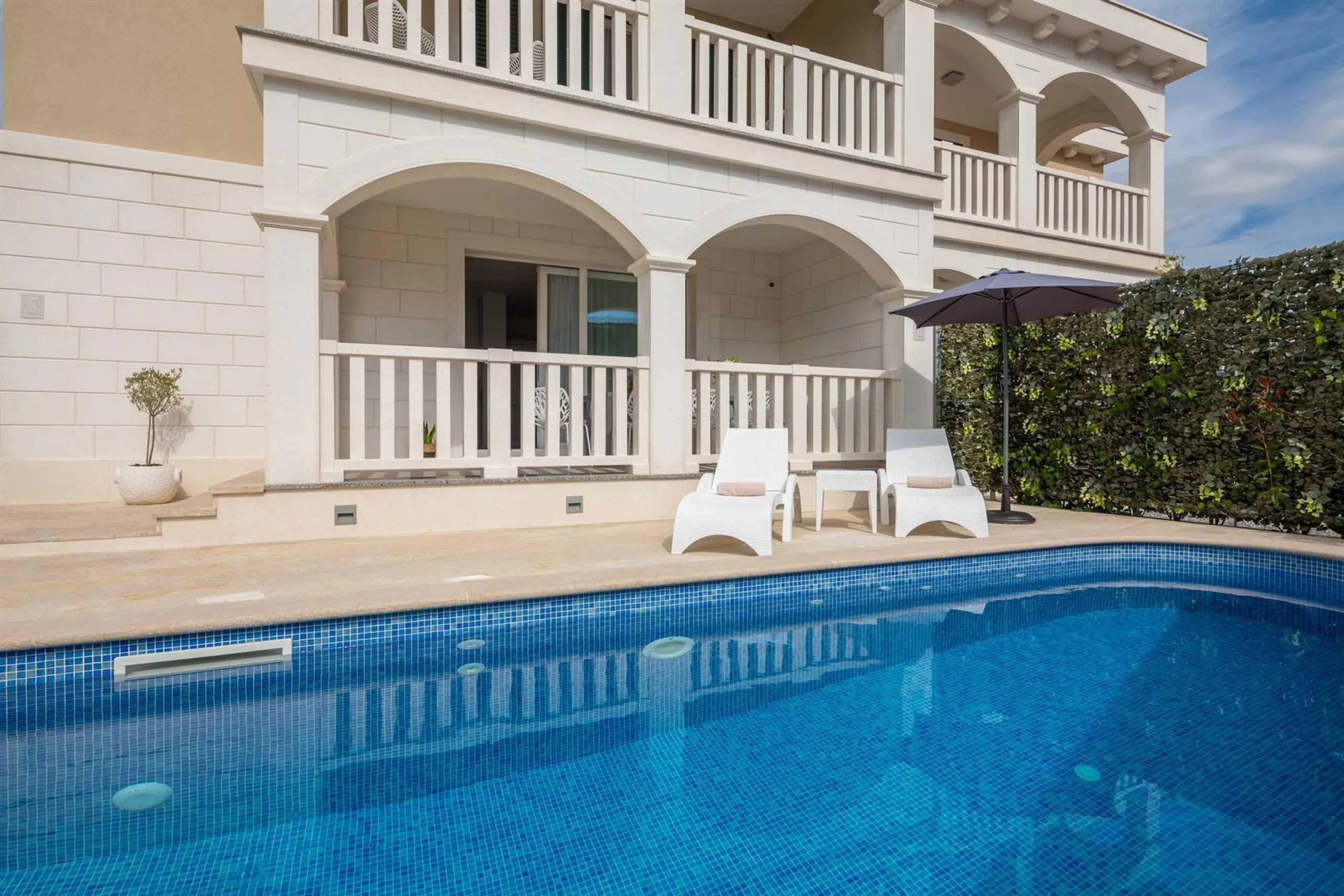 Gleaming Historic 4BR Villa with Blue Water Pool — photograph 10
