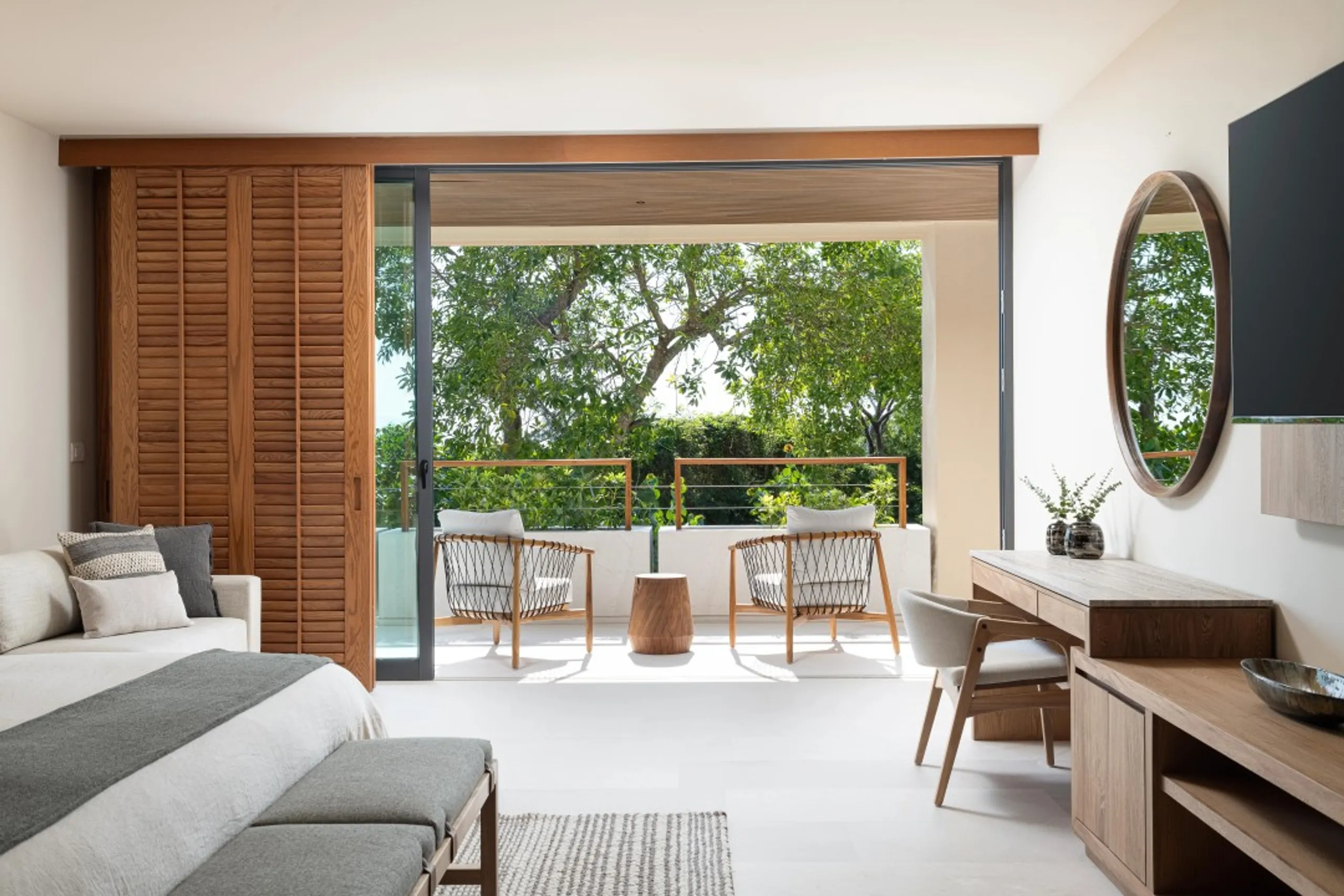 Contemporary 4-Bedroom Home with Ocean Vistas & Private Terraces — photograph 12