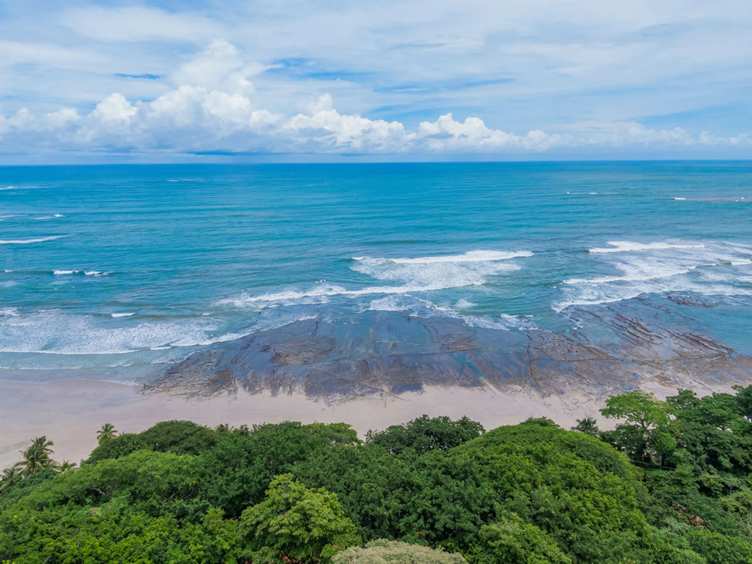 Exclusive Beachfront Compound with Ocean Views & Private Access — photograph 6