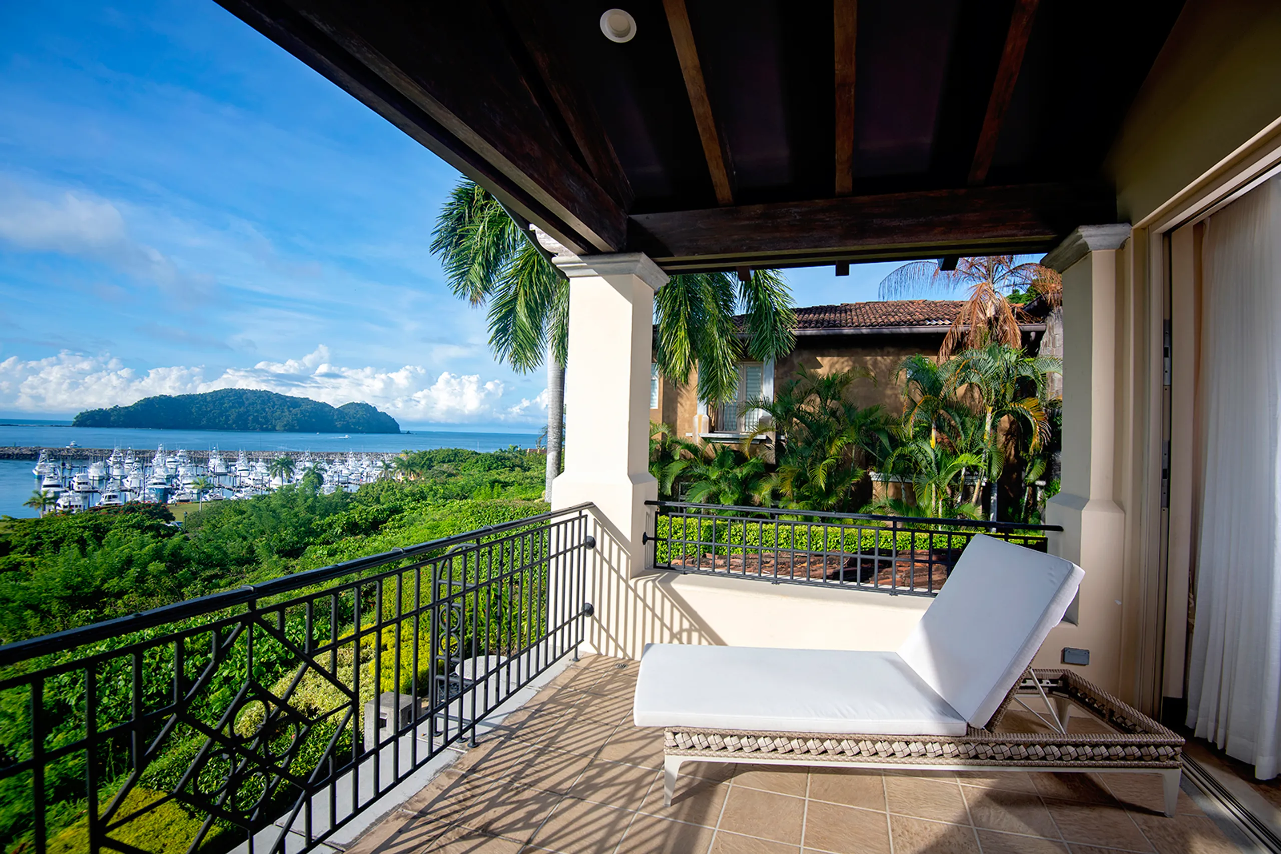 Elegant Costa Rica Villa with Private Pool, Overlooking Los Sueños Marina and Herradura Bay — photograph 4