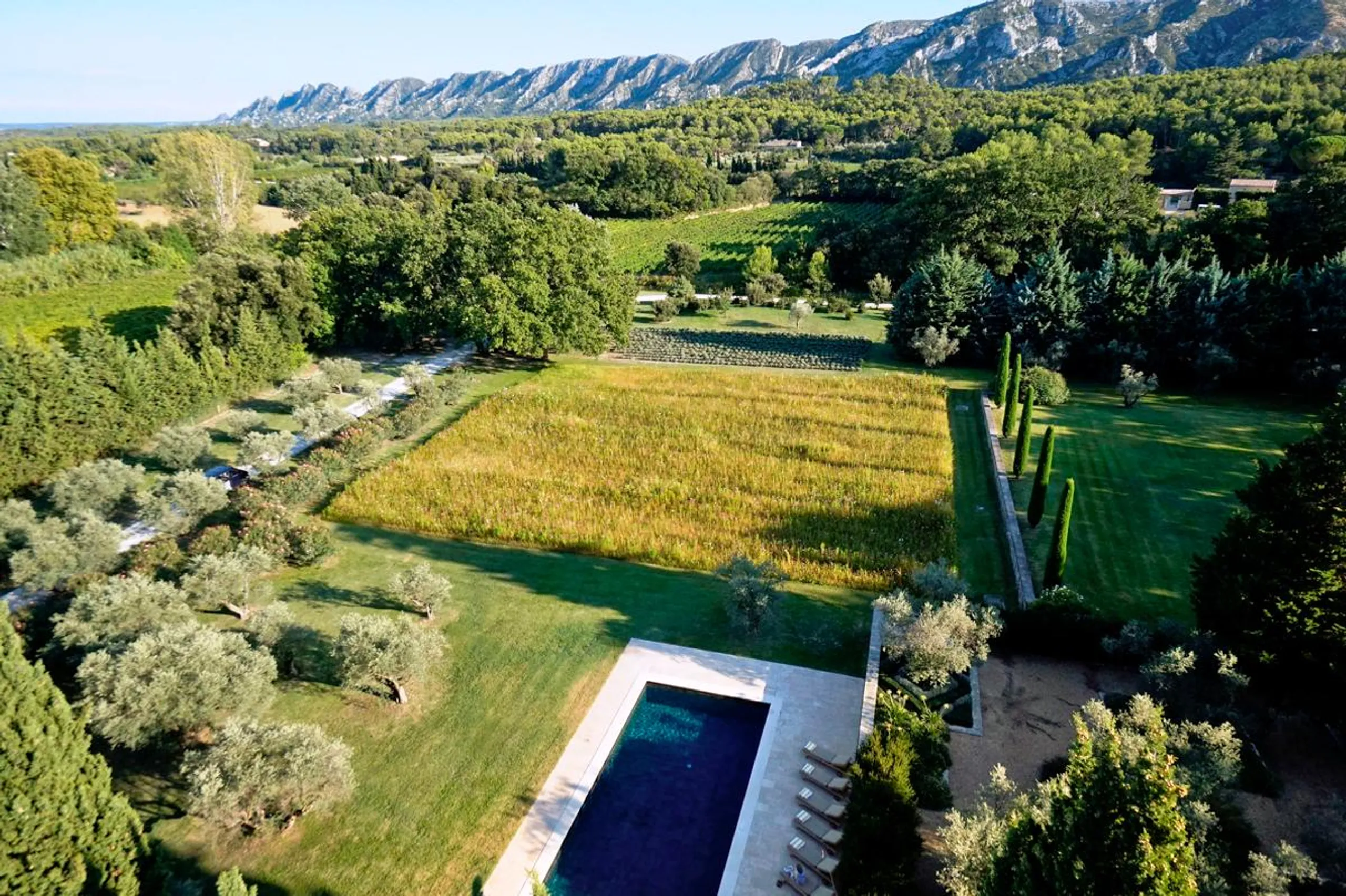 Sensational 10-Hectare Estate with Heated Pool and Distant Mountain Views — photograph 3