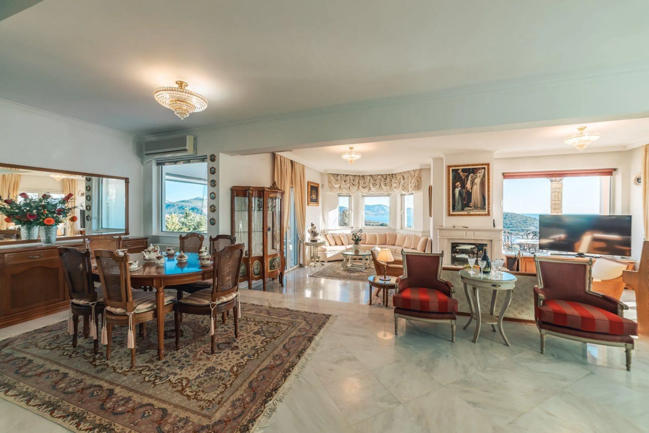 Pristine Luxury Villa with Outstanding Views and Private Pool — photograph 9