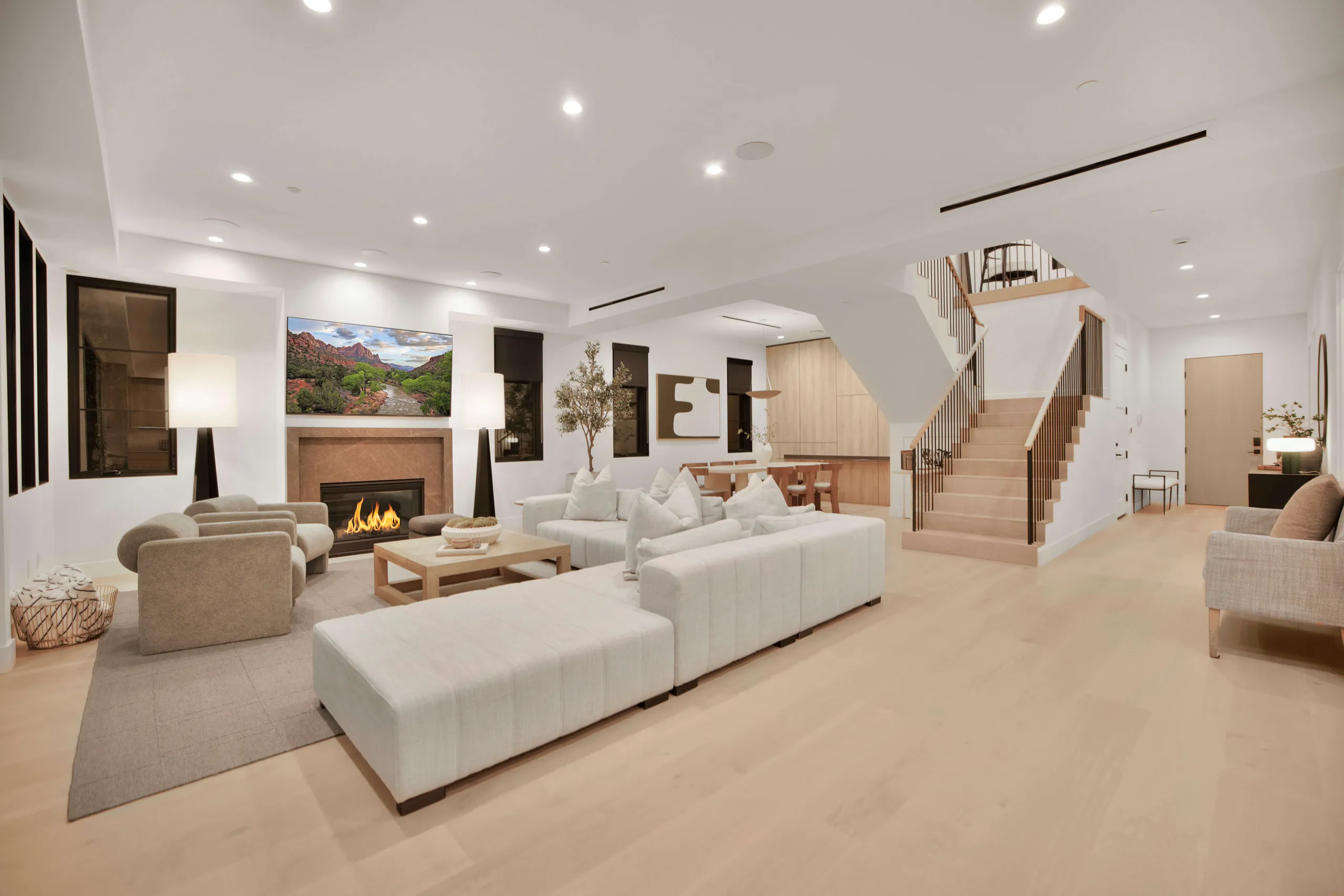 Prestige Studio City Residence with Resort Pool, Soaring Ceilings & Gated Privacy — photograph 11