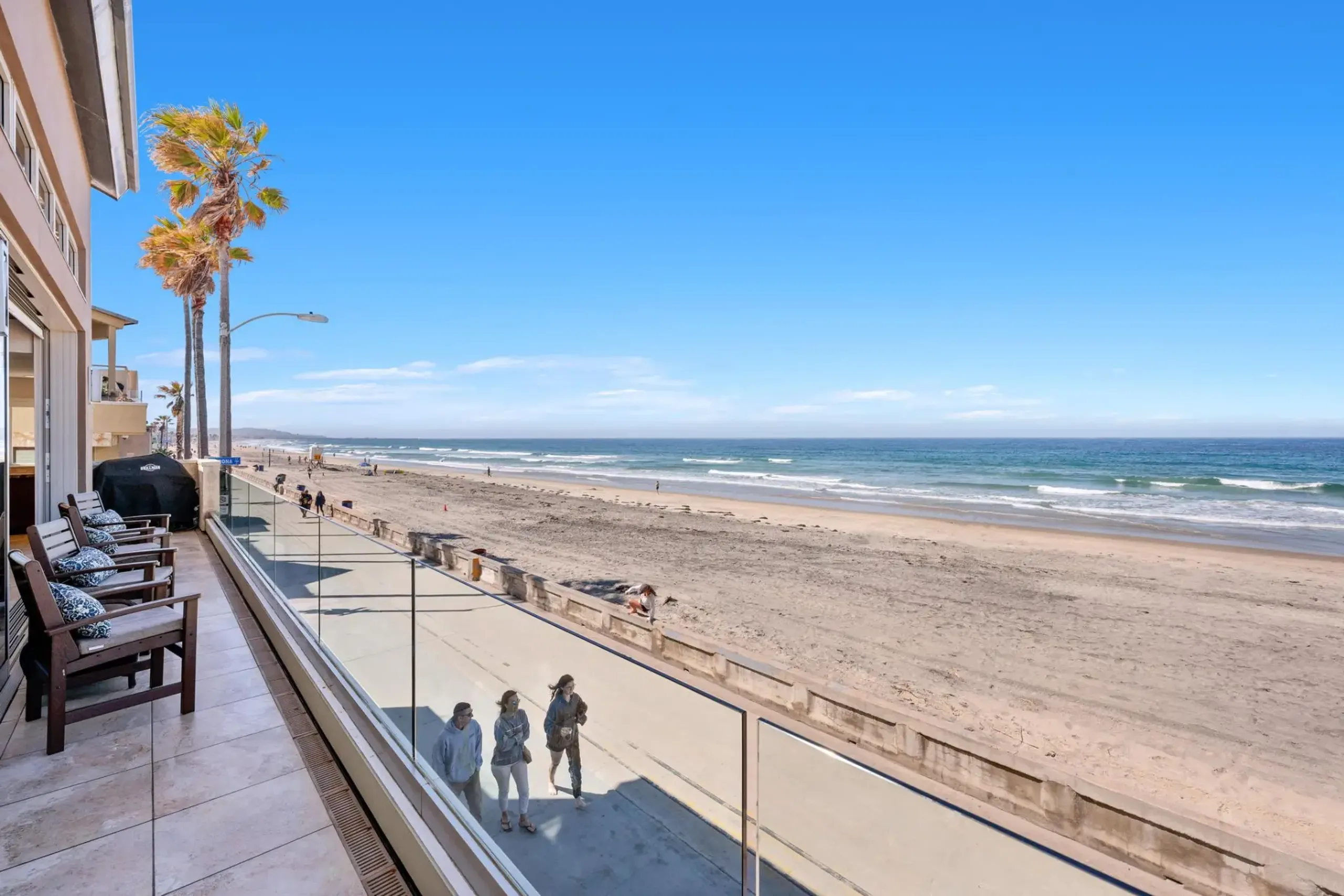 Chic Beachfront Escape with Panoramic Ocean Views — photograph 10