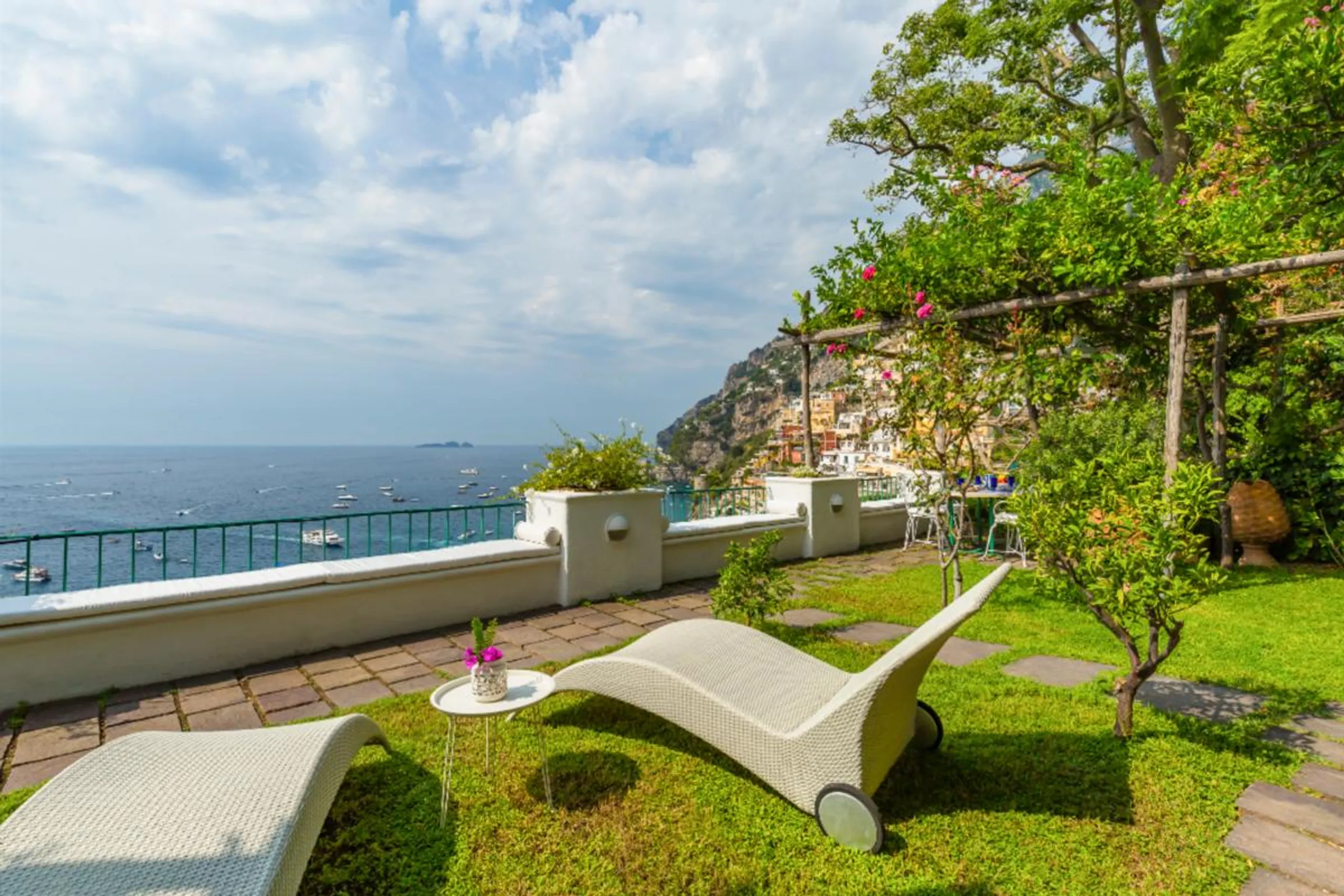 Enchanting Cliffside Villa with Terrace and Coastal Views — photograph 3