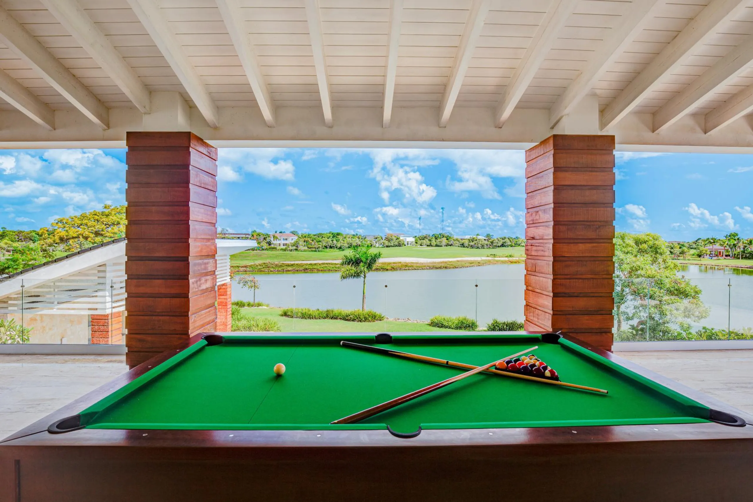 Breathtaking Lakefront Villa with Private Pool and Cinema — photograph 5