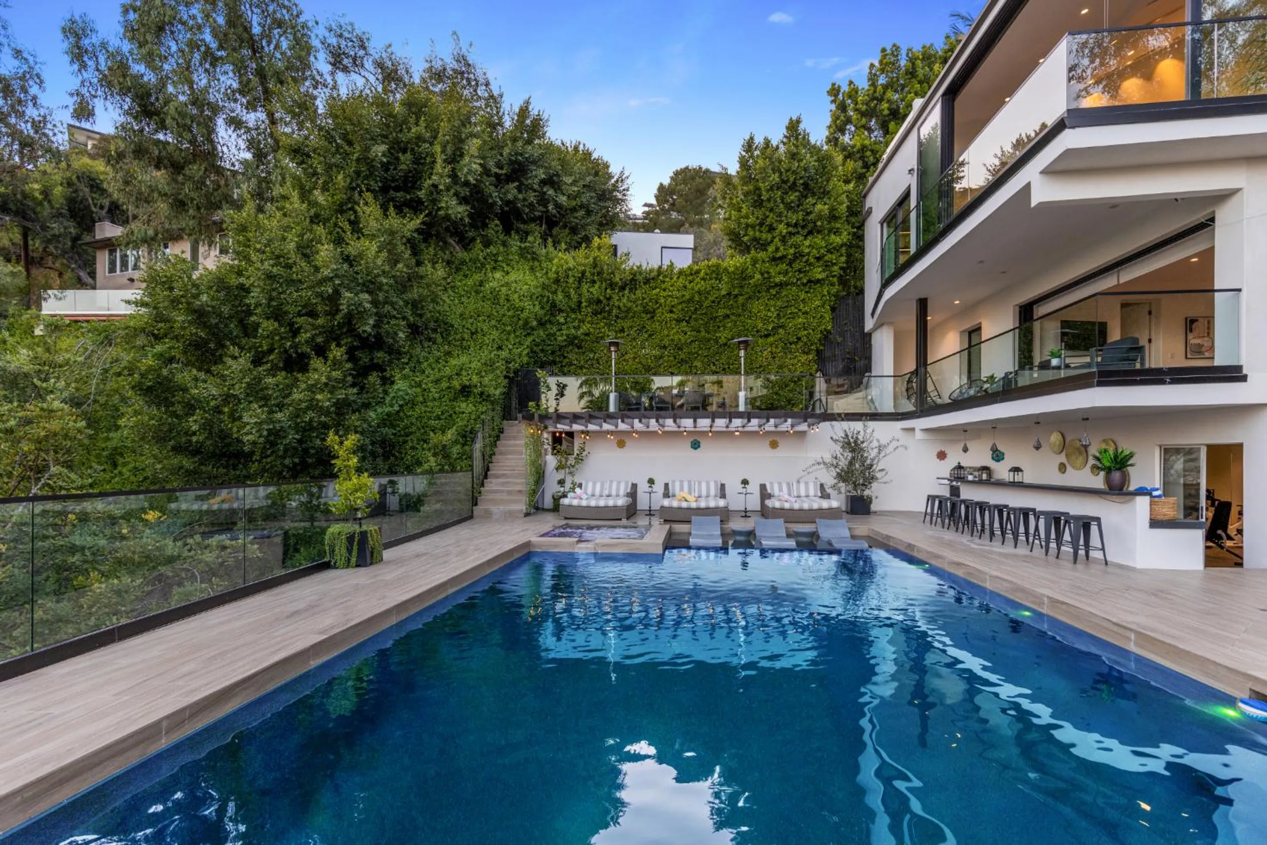 Modern Architectural Villa with Large Pool and City Views — photograph 12