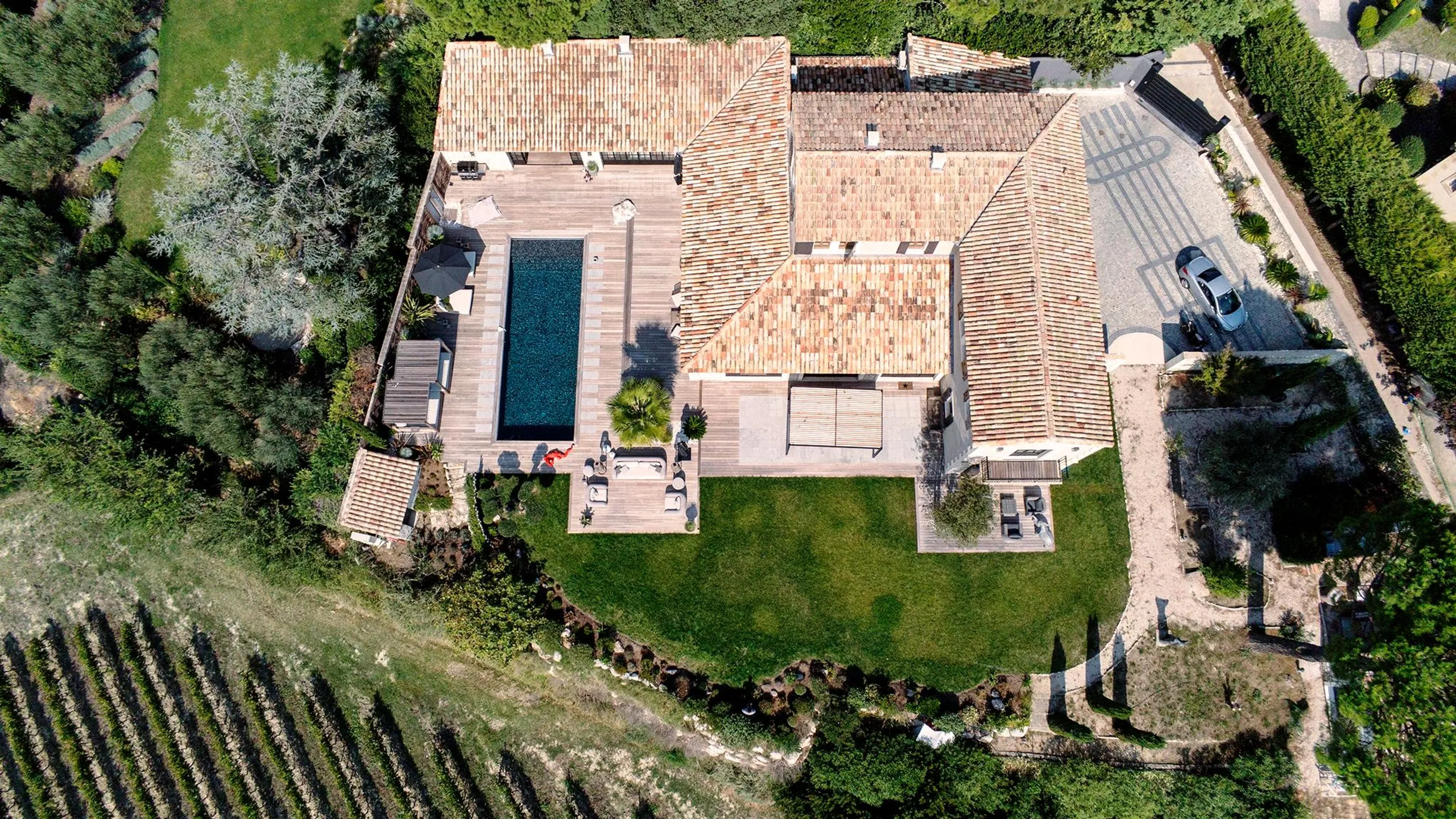 Chic Escape  with Panoramic Mountain Views and a Heated Pool — photograph 11