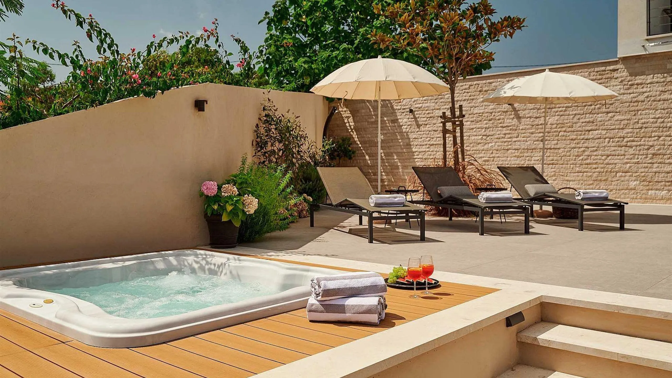 Lavish Villa with Heated Pool and Ocean Views — photograph 3