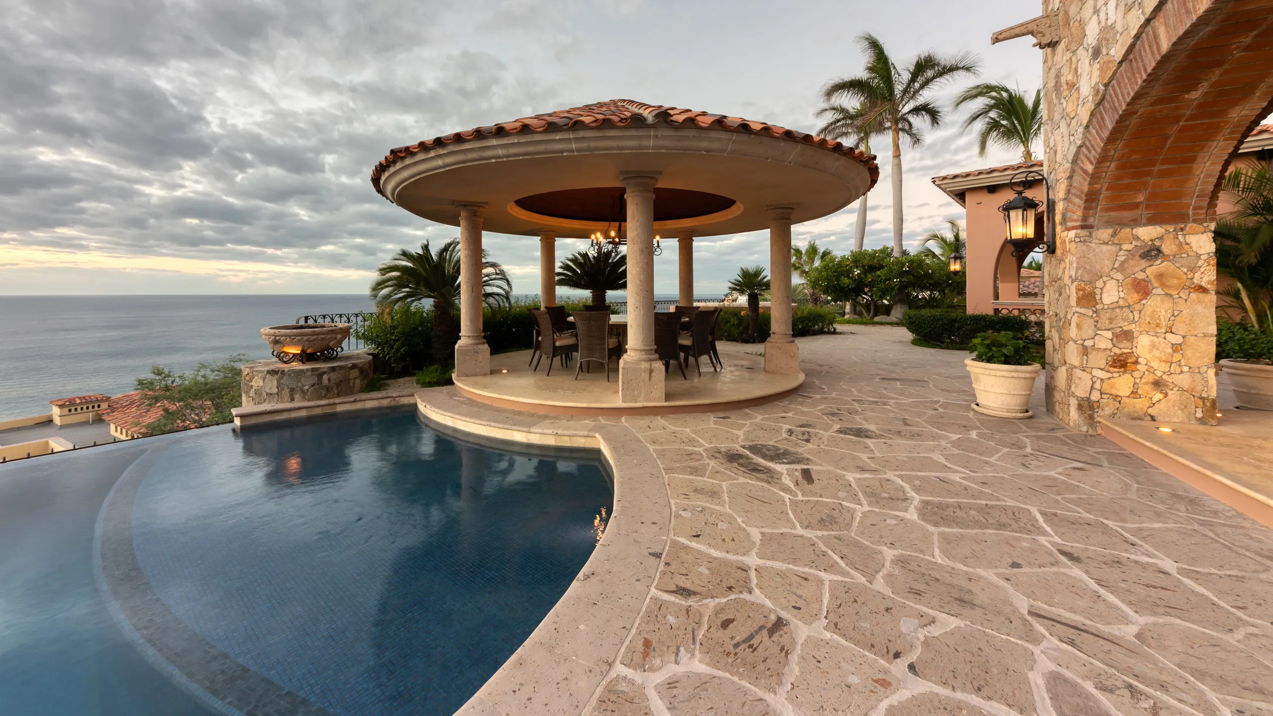 High-End Palmilla Villa with Infinity Pool and Stunning Waterfront Views — photograph 12