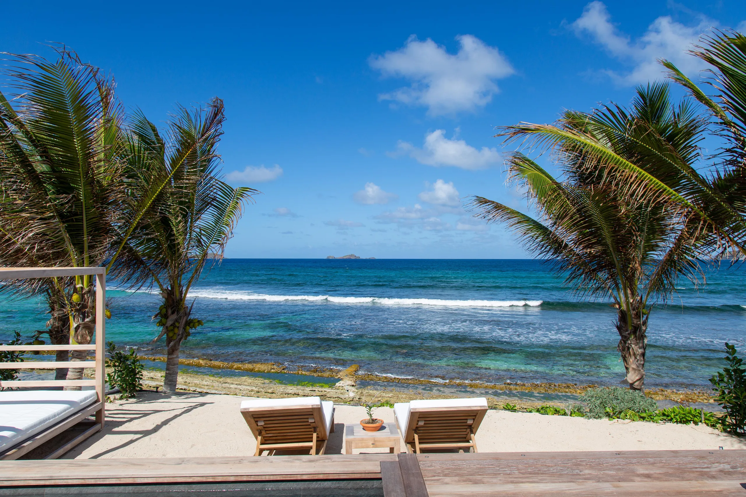 Exquisite Beachfront Villa with Private Pool and Fitness Room — photograph 3