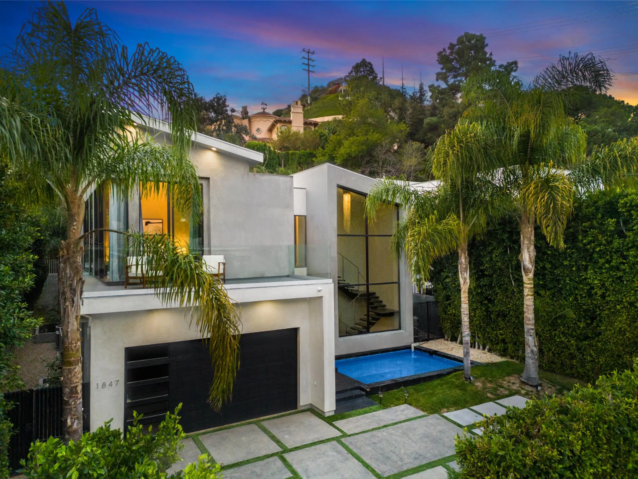 Modern Luxury Canyon Estate with Private Pool — photograph 3