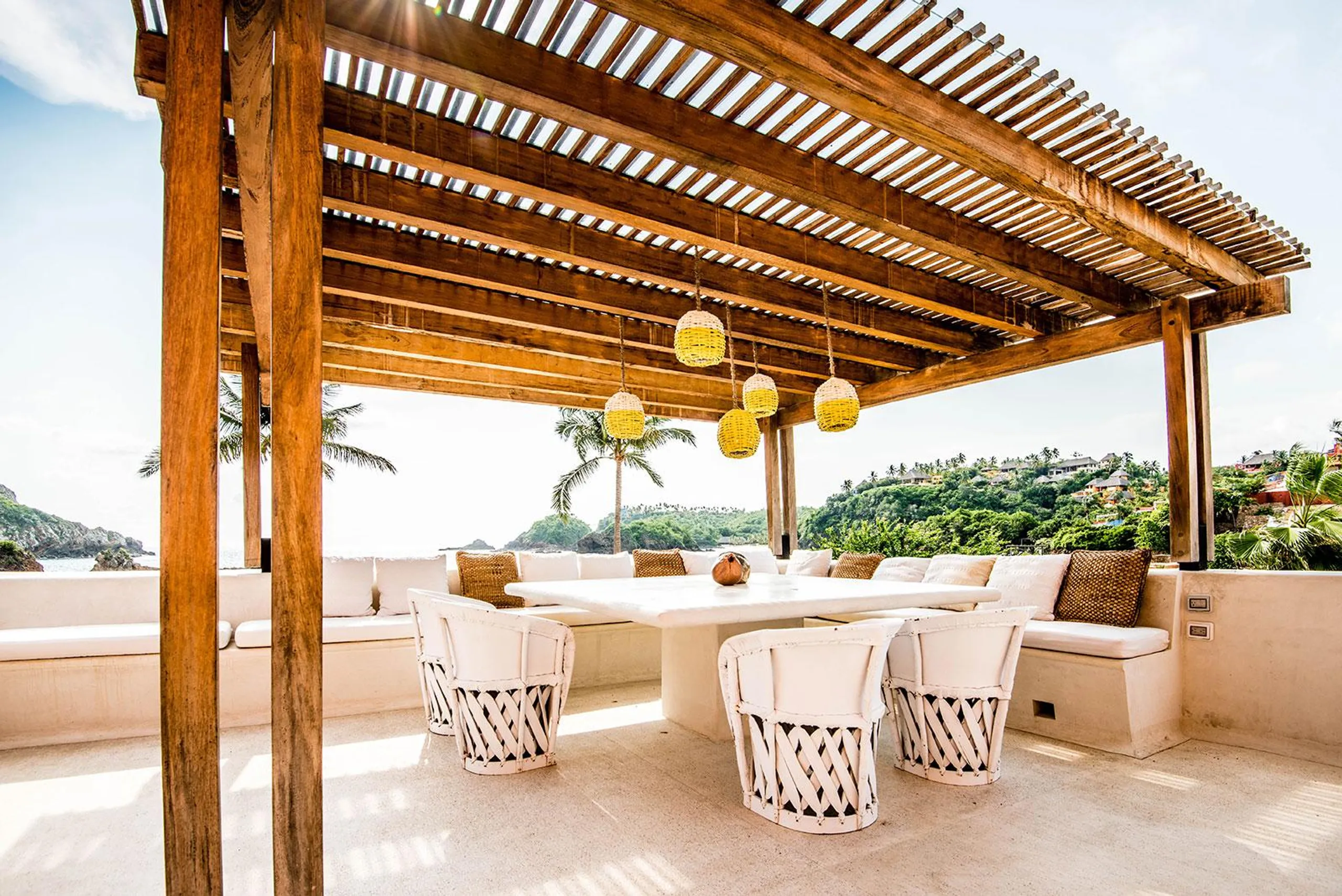 Beachfront Villa with Private Pool Modern Comfort & Access to Natural Wonders — photograph 11
