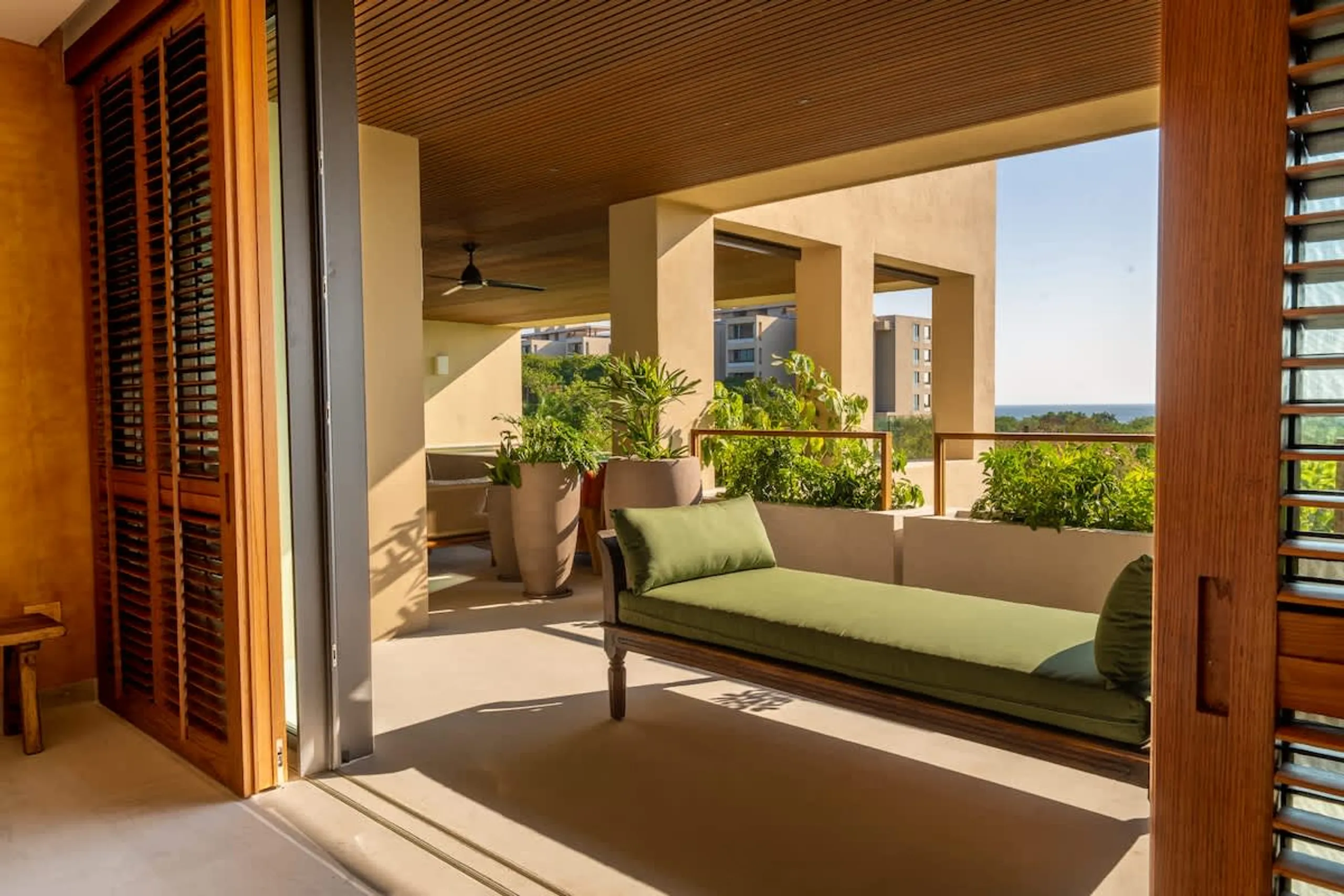 Airy and Spacius Contemporary Villa with Pool and Premier Golf Access — photograph 8