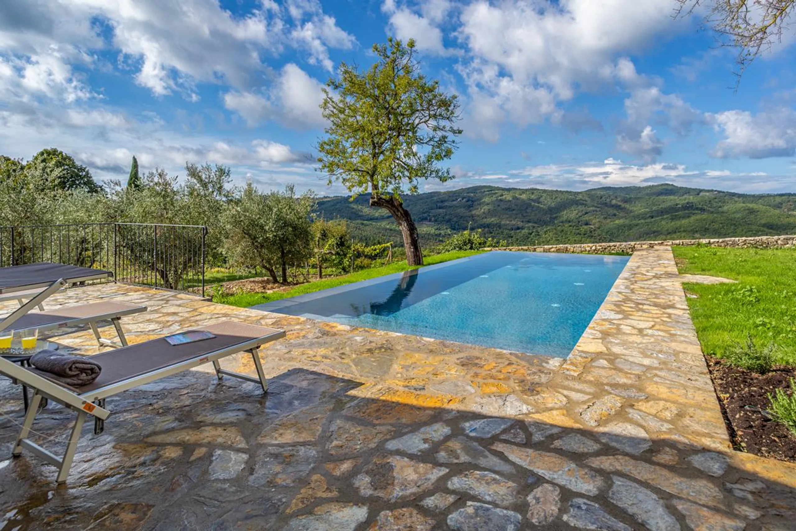 Stunning Tuscan Villa with Pool & Spa on Historic 800-Acre Chianti Estate — photograph 3
