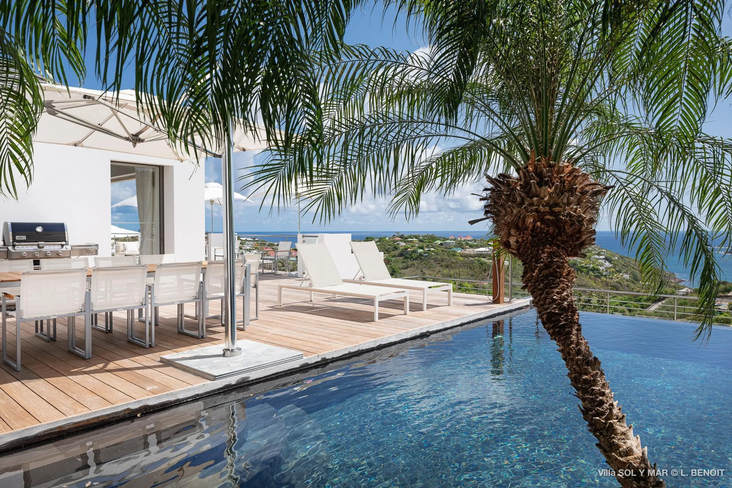 Luxury Oceanview Estate with Infinity Pool and Fitness Room — photograph 2