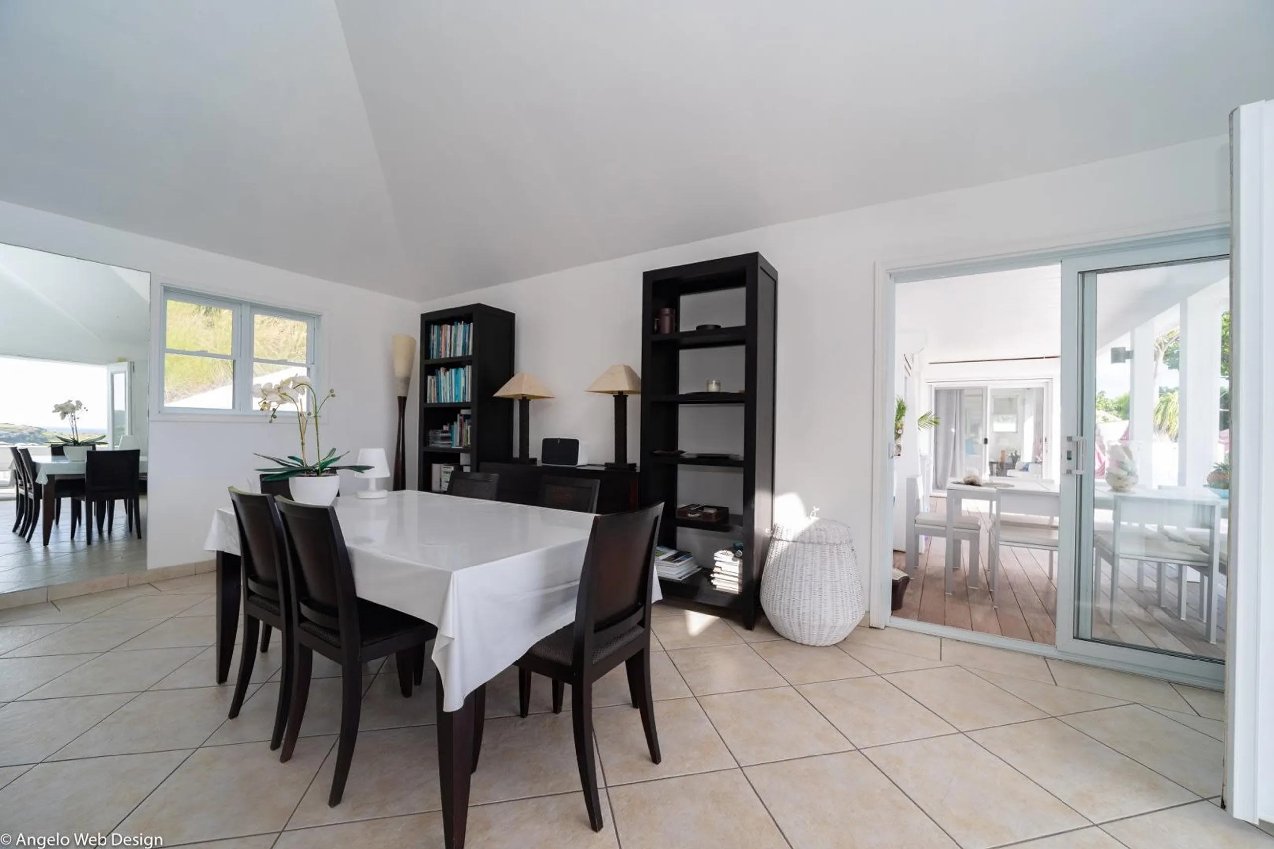 Tranquil 4BR Haven with Breathtaking Ocean and Hill Views — photograph 10
