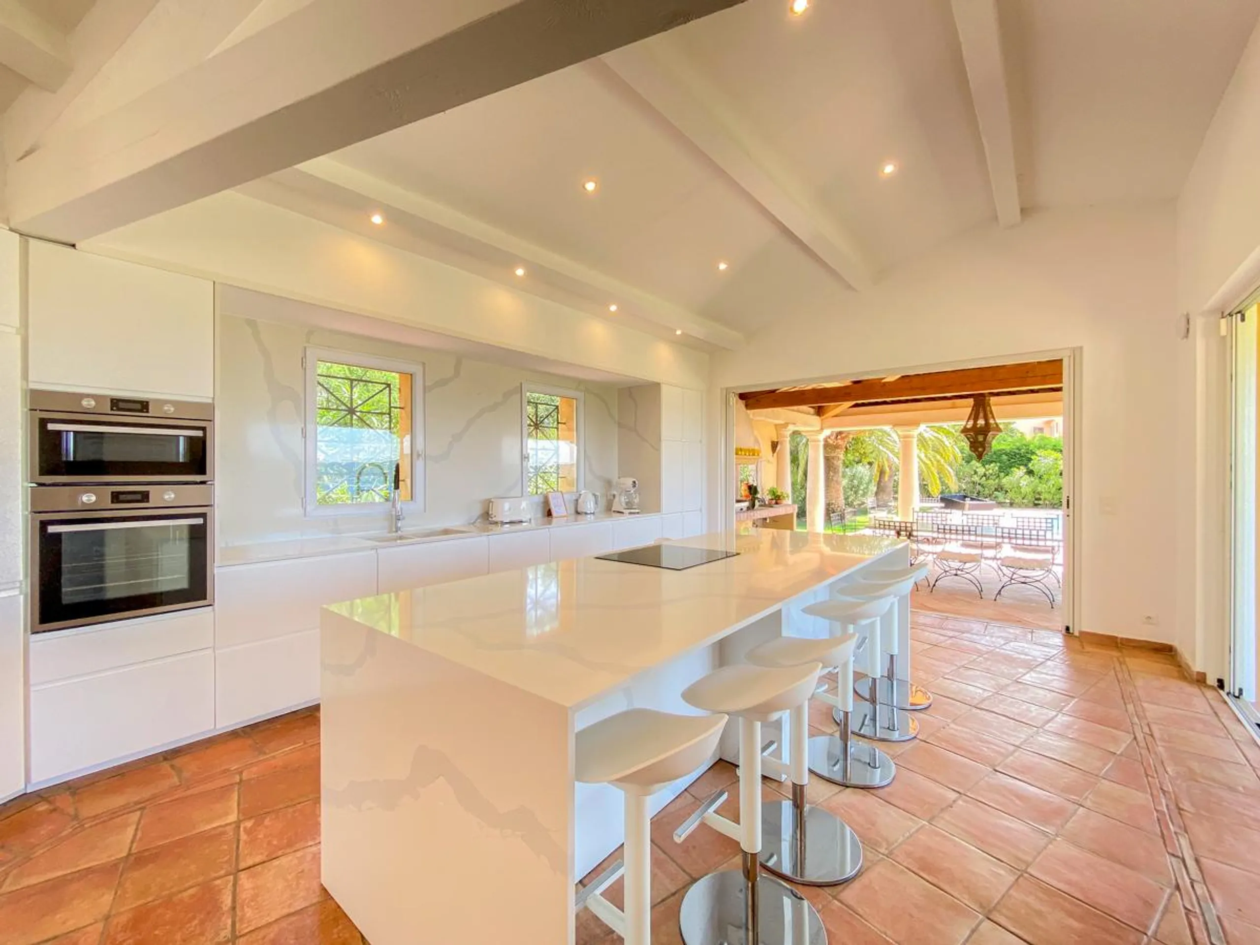 Stunning Hillside Villa with Heated Swimming Pool and Gulf Views — photograph 7