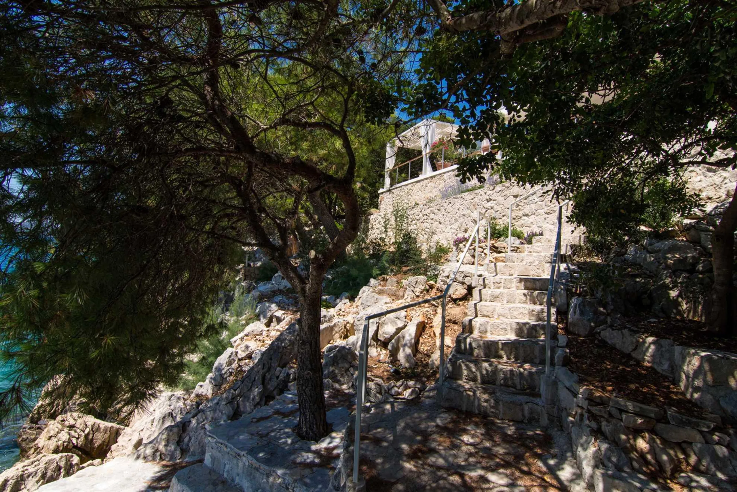 Serene Beachfront 4-Bedroom Villa on Ciovo Island with Private Pool and Ocean Views — photograph 4