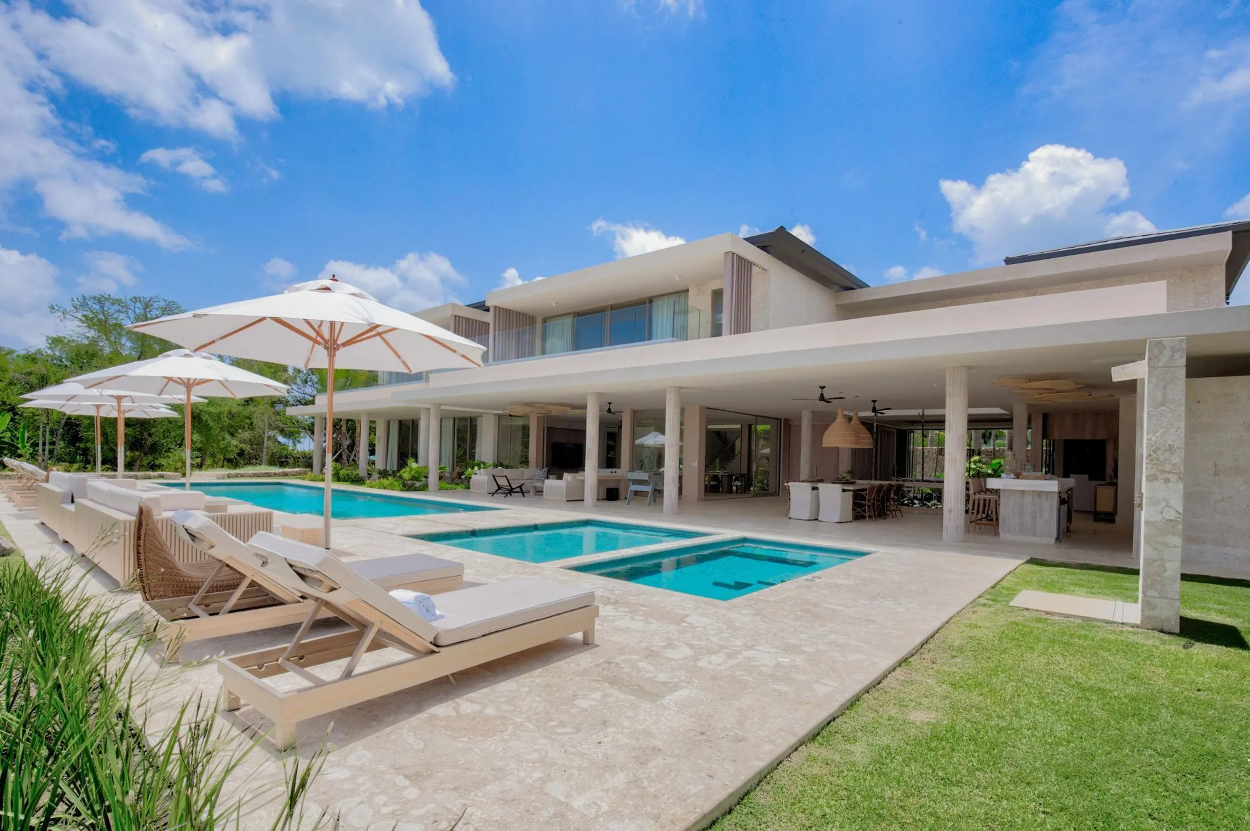 Luxurious 8-Bedroom Villa in Puntacana Resort with Private Pool and Easy Access to Beach Clubs — photograph 4