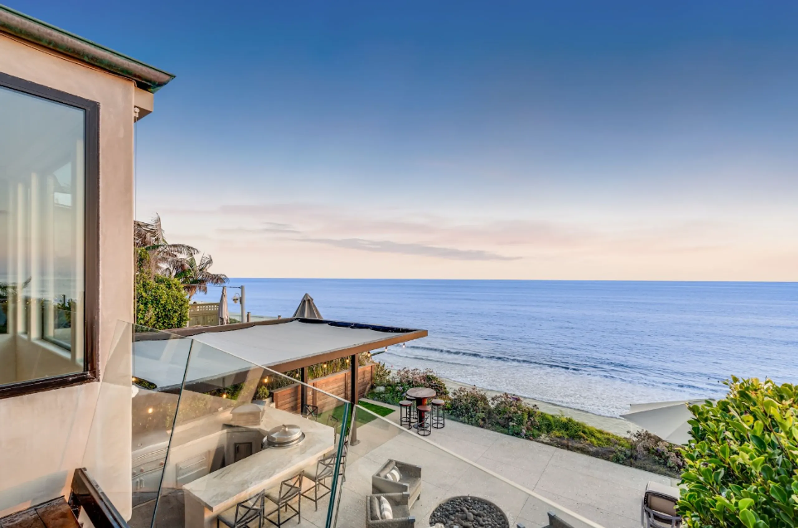 Elegant Three-Story Villa with Overlooking Pacific Ocean Views and North County Beaches Nearby — photograph 4