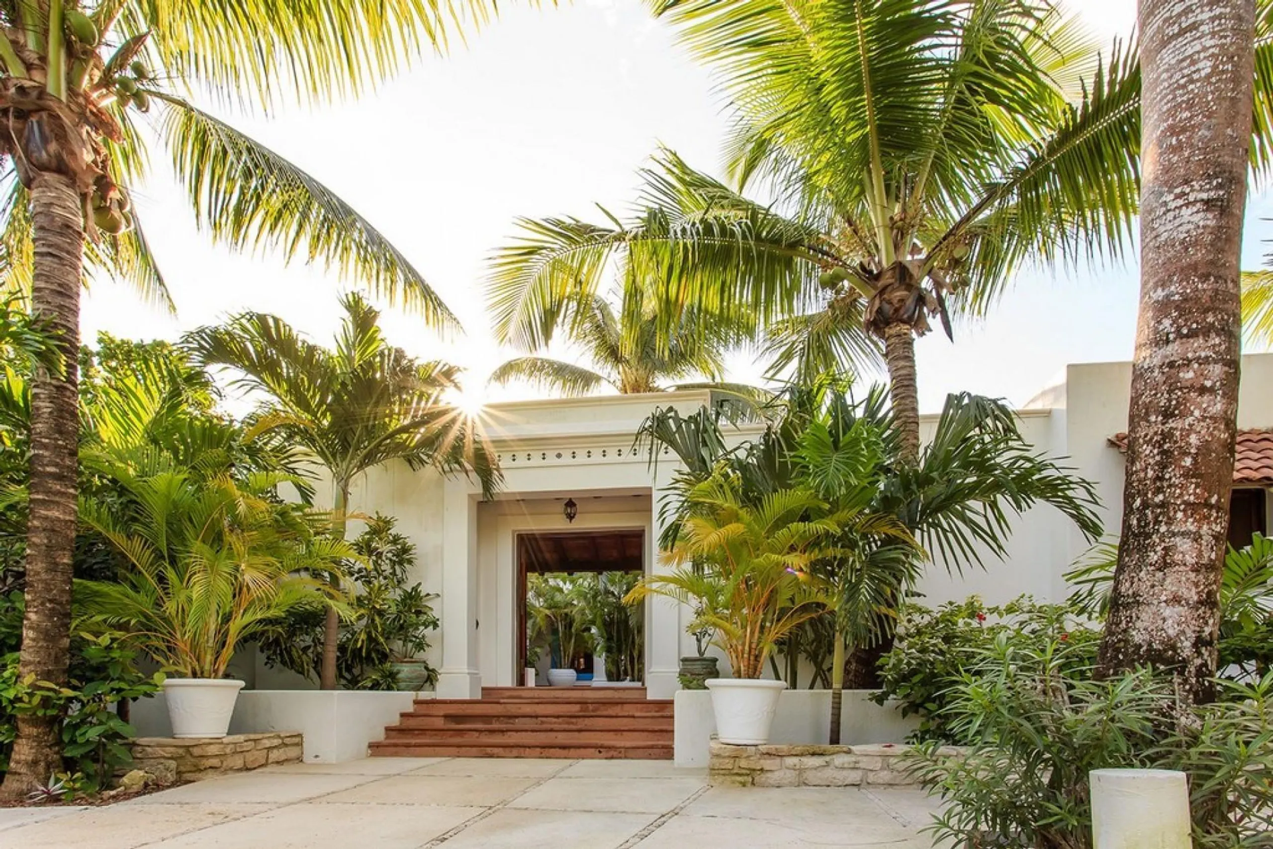 Majestic Colonial-Style Luxe Villa with Private Pool and Steps to the Beach — photograph 4