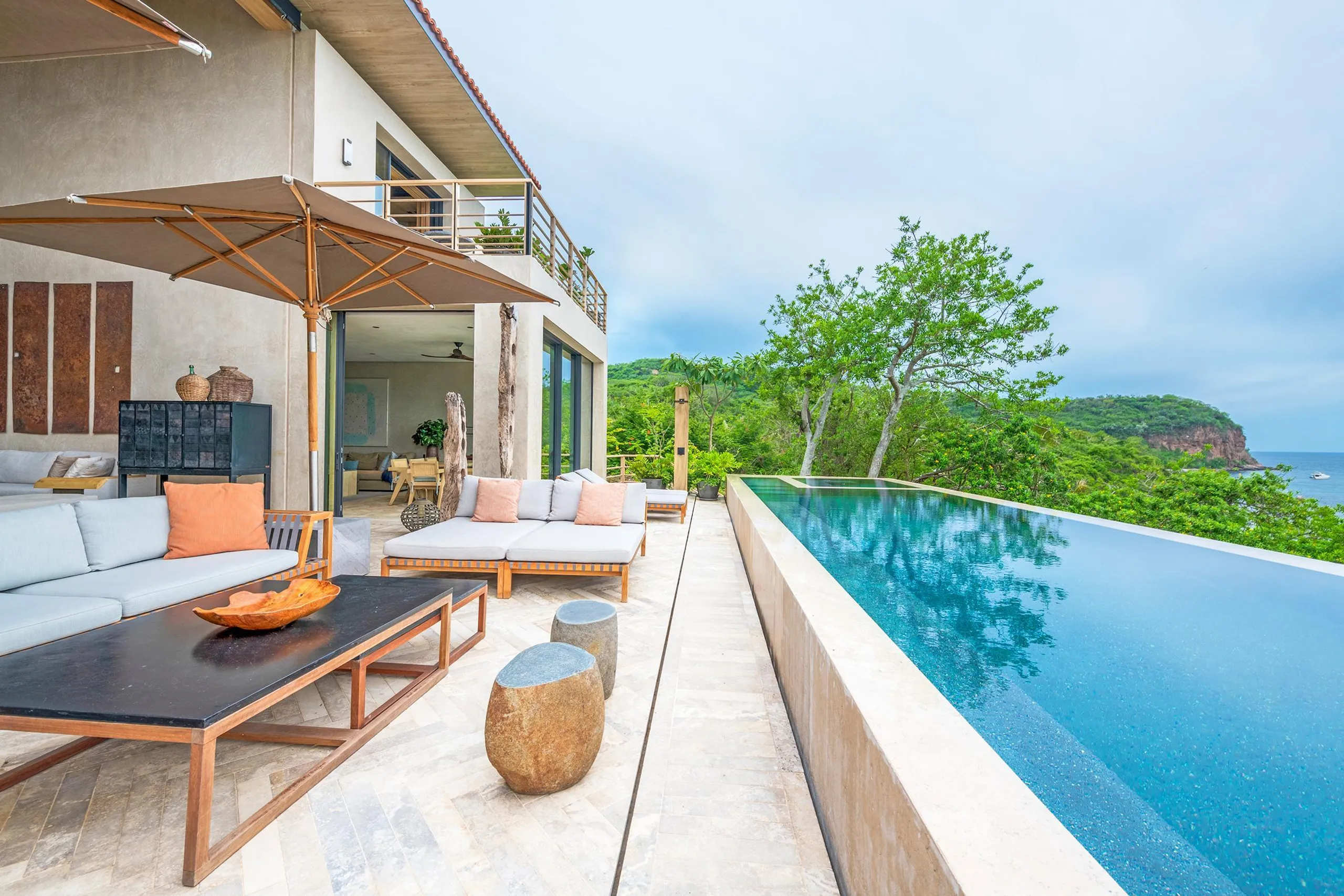 Beautiful Oceanfront Luxe Estate, with Infinity Pool Overlooking Litibu Bay — photograph 3