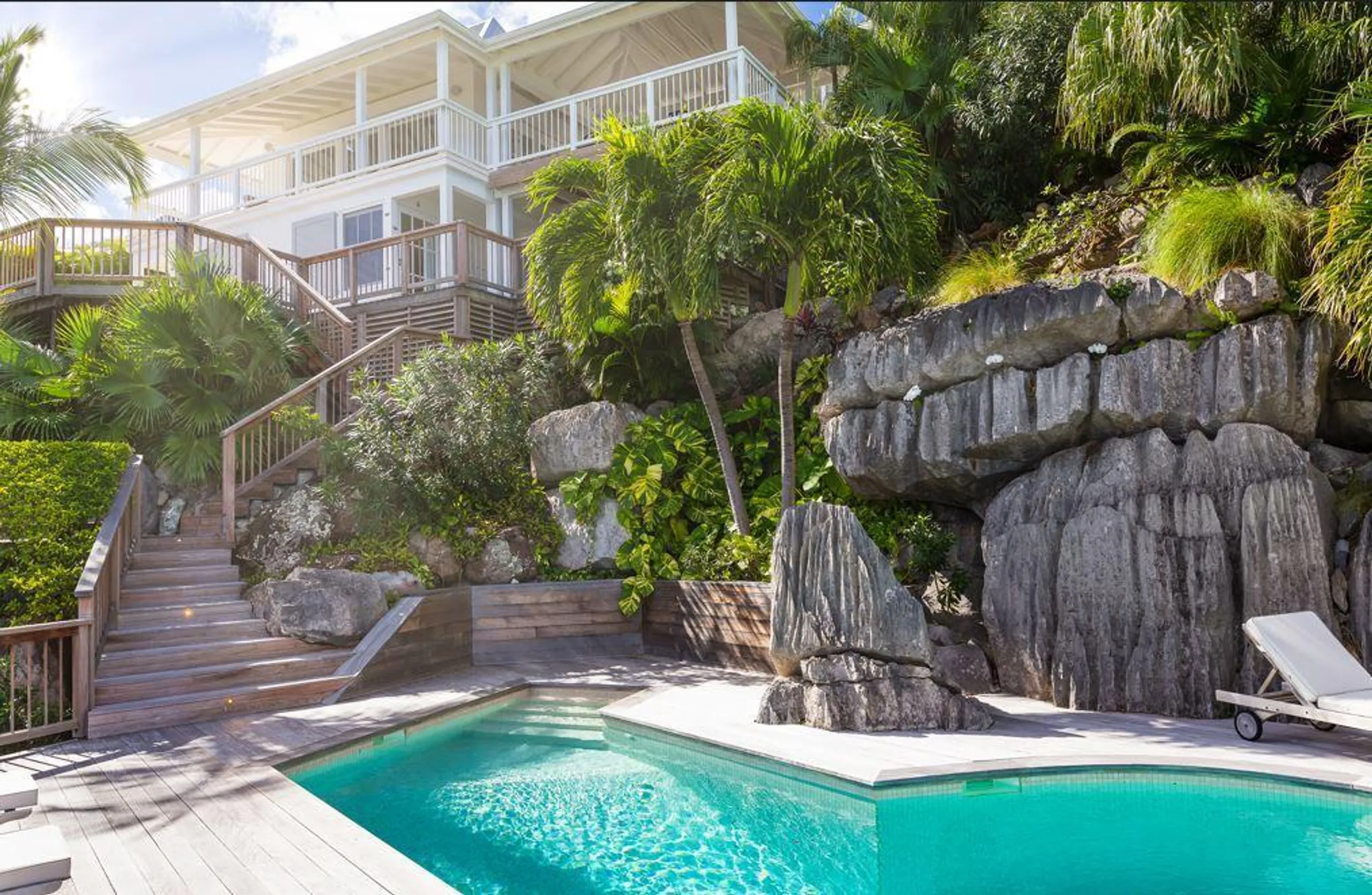 Traditional Colonial Villa with Heated Pool and Majestic Ocean Views — photograph 4
