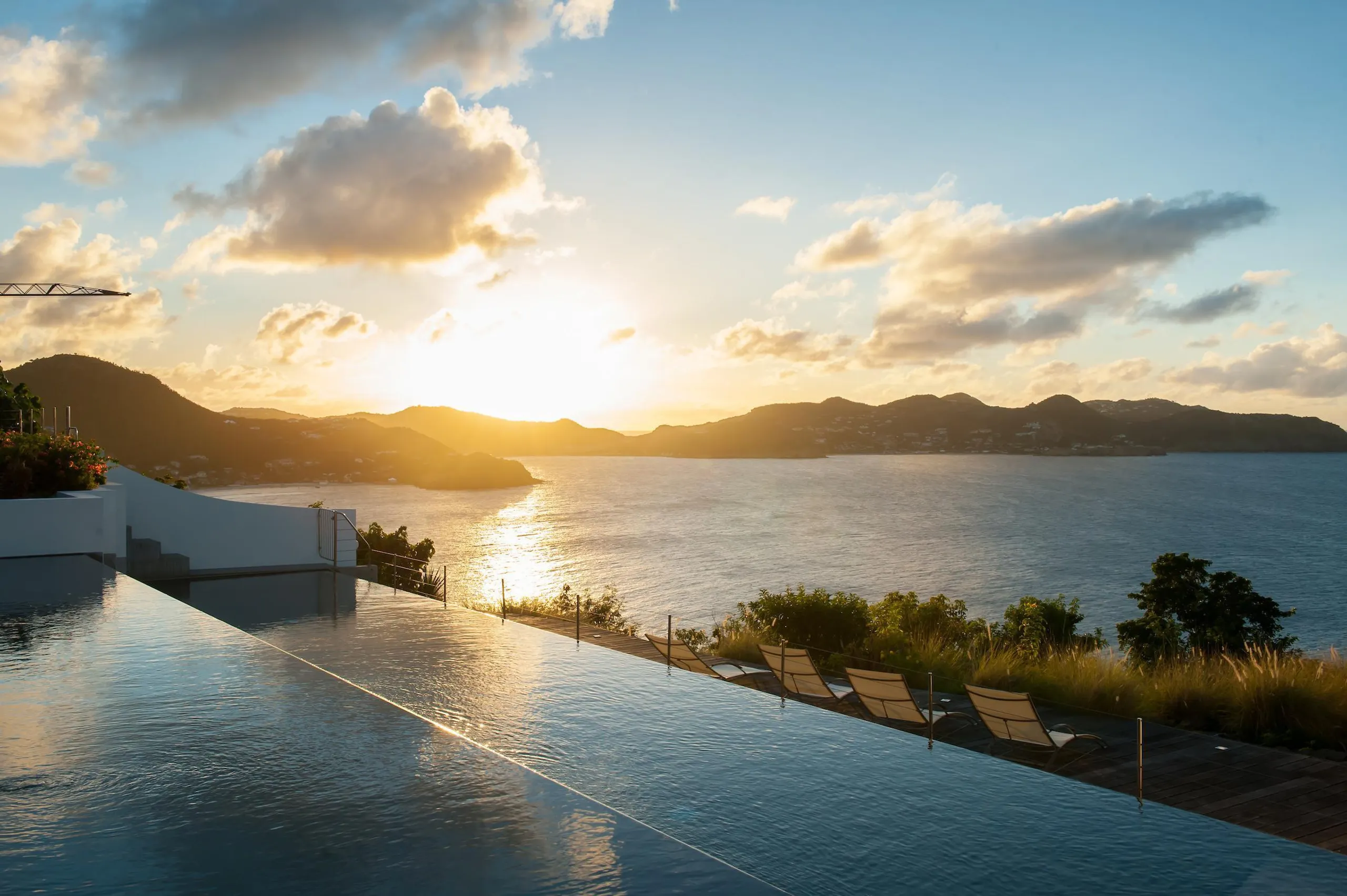Shimmering Caribbean Villa with Infinity Pool and Ocean Views — photograph 7