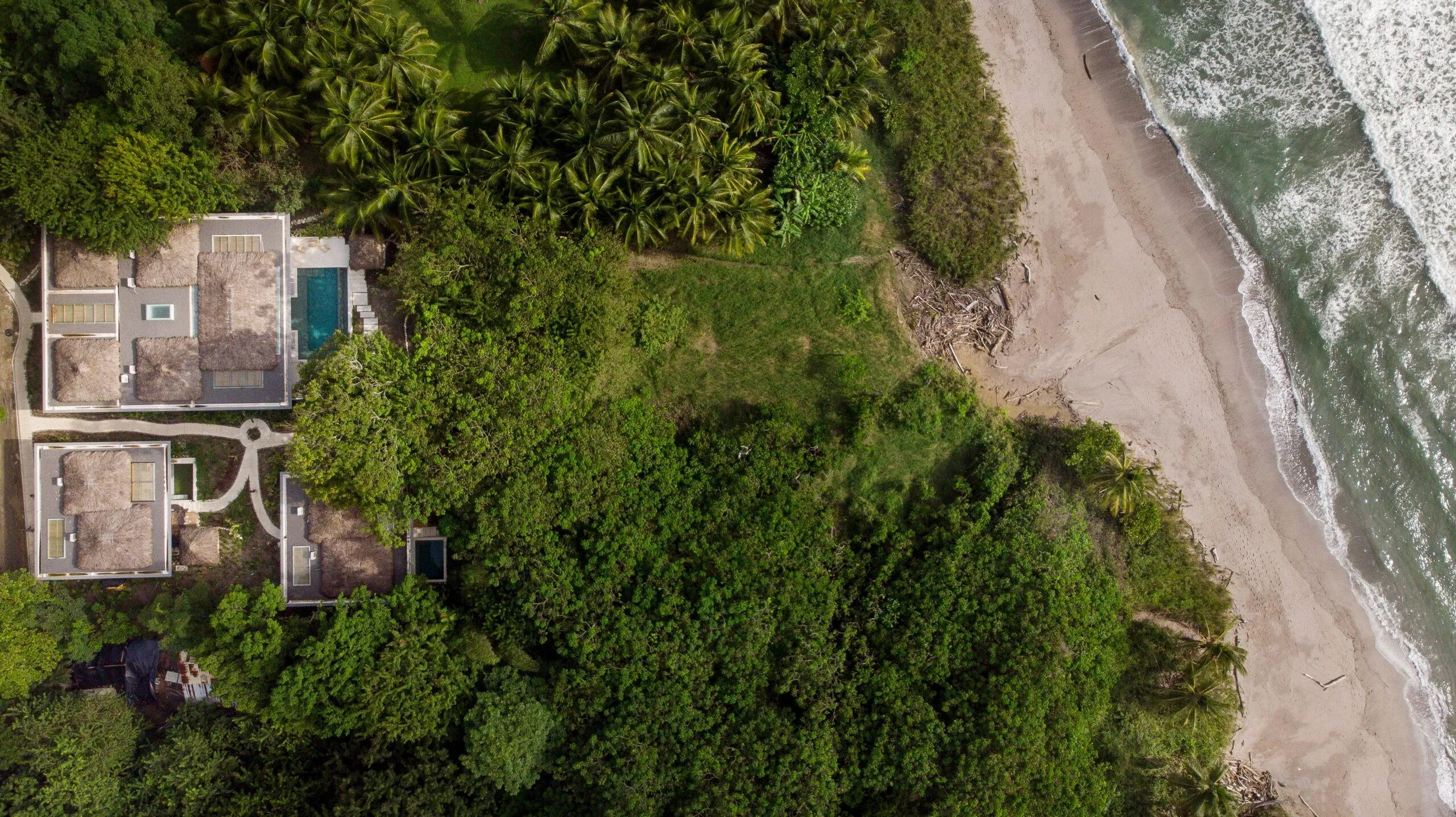 Stunning Beachfront Villa with Private Pool and Ocean Views — photograph 12