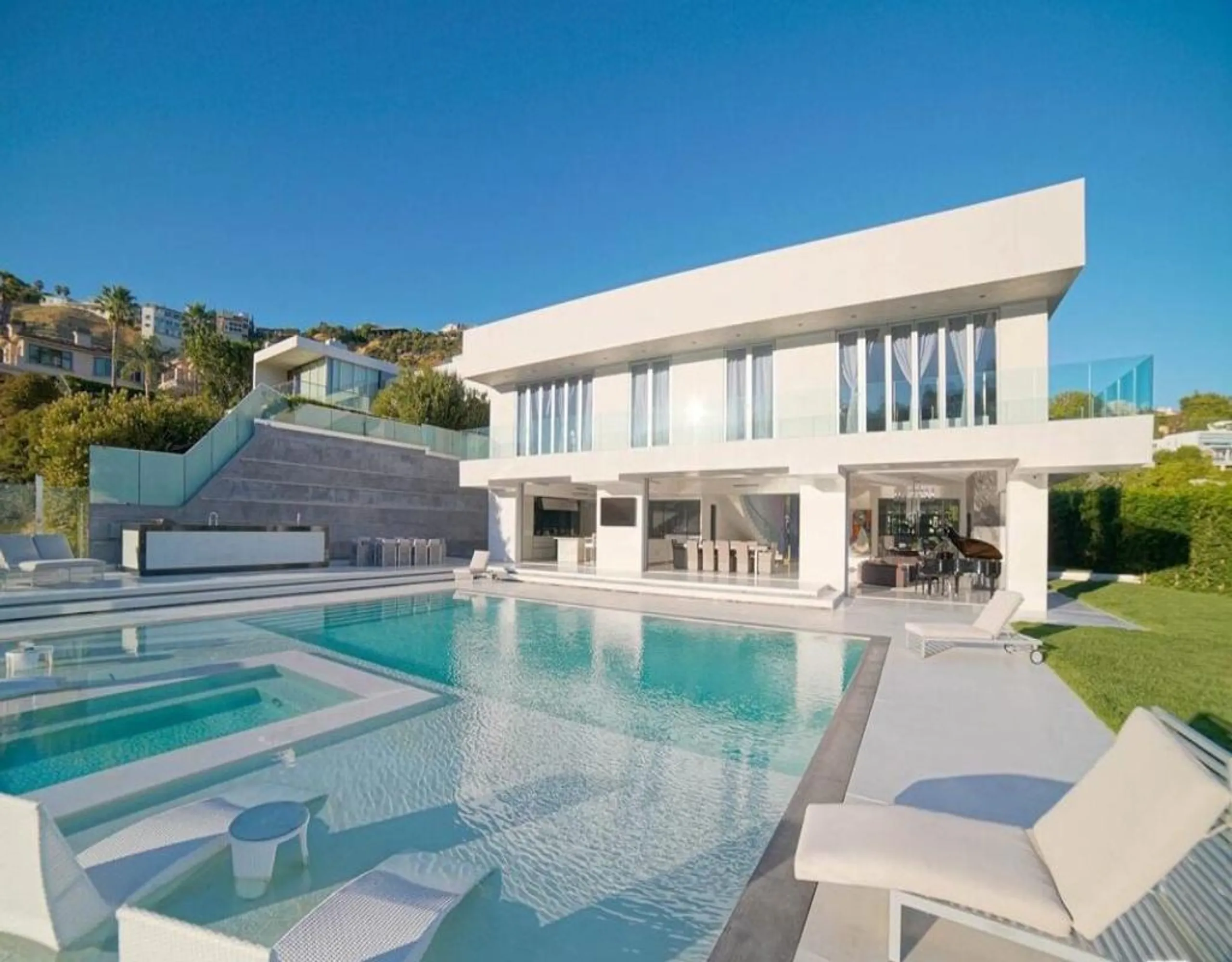 Exclusive Hollywood Hills Villa – 5BR, Infinity Pool & Panoramic Views — photograph 2