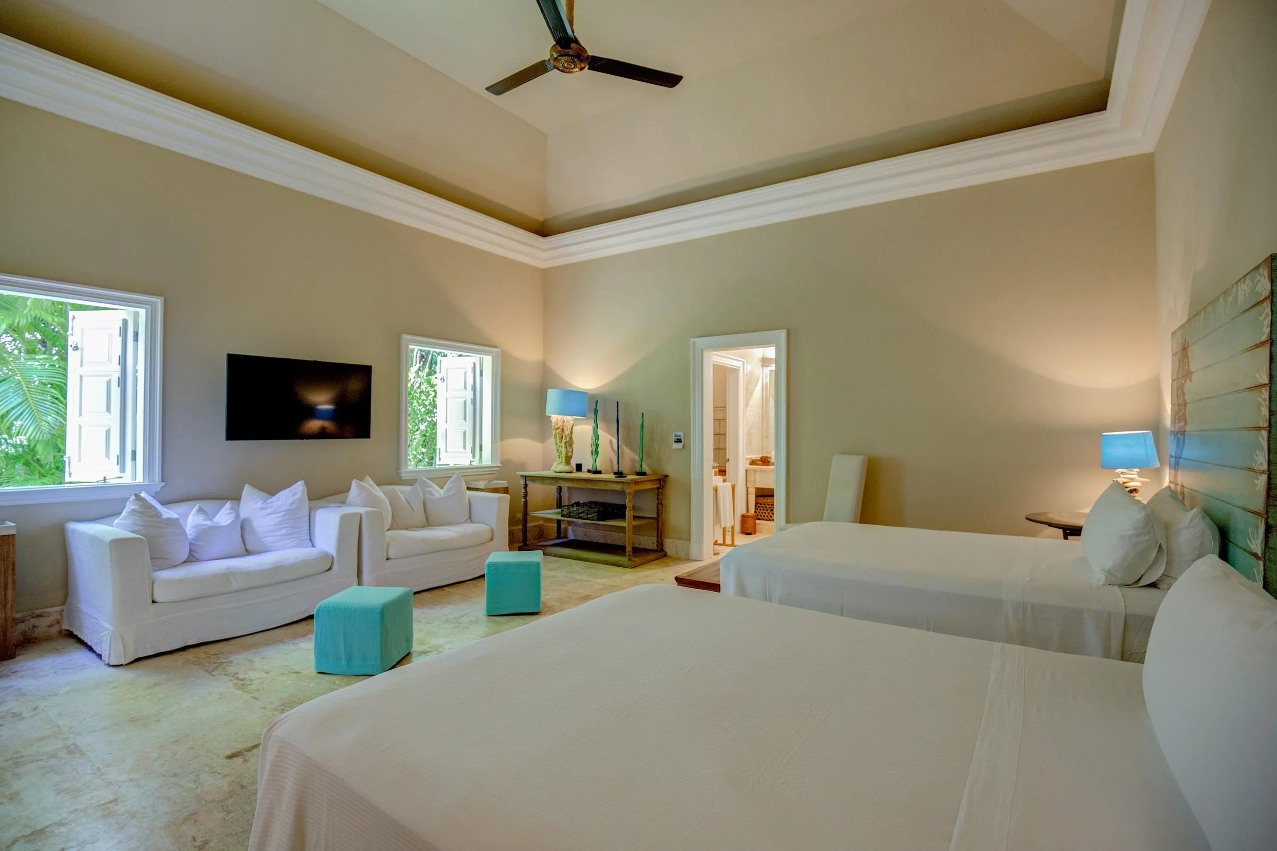 Splendid Six Bedroom Villa with Private Pool and Golf Views — photograph 8