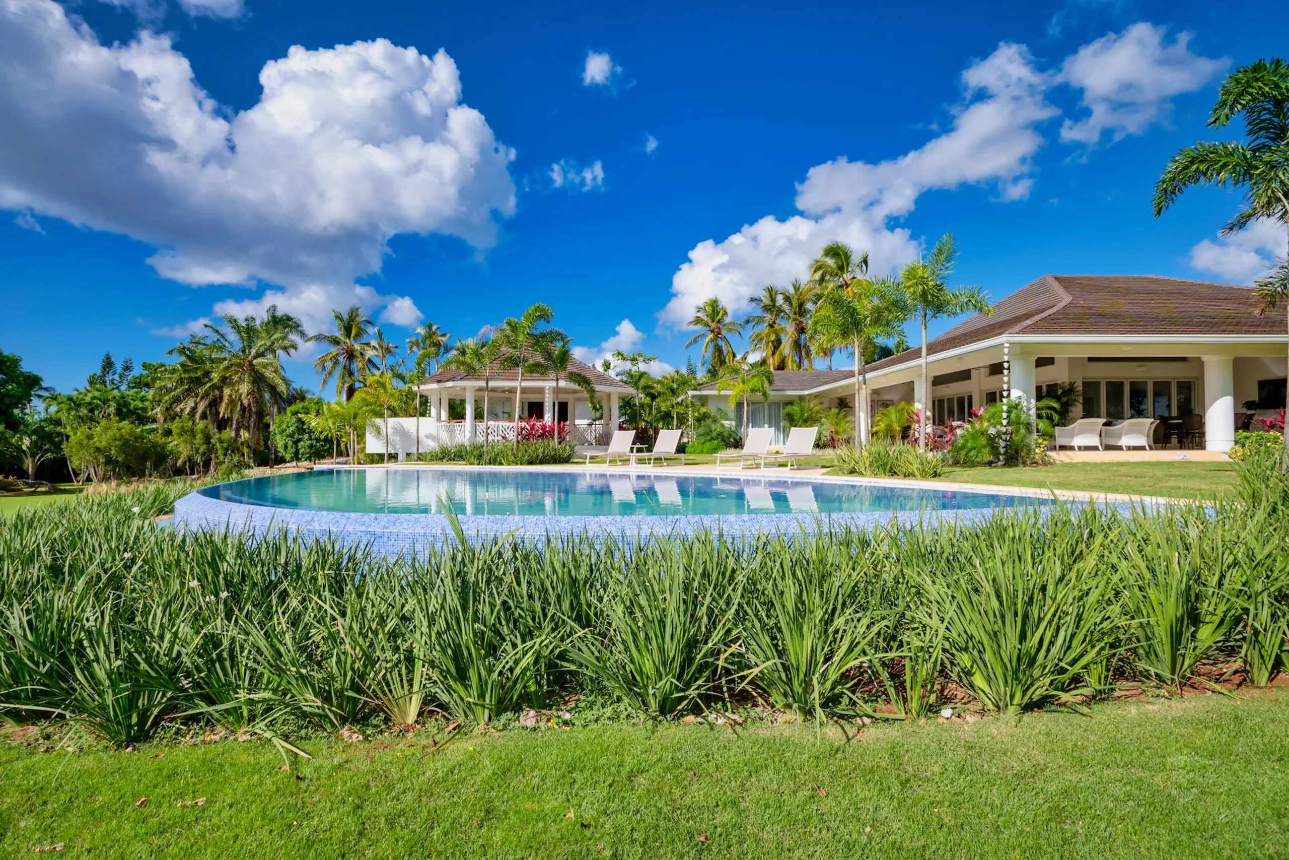 Majestic 7BR Casa De Campo Retreat with Private Pool and Garden, La Romana